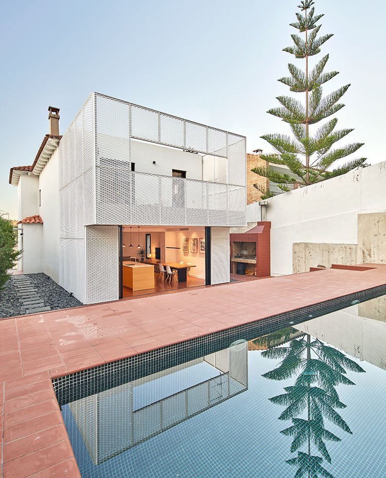 1.barcelona. vista-exterior-de-la-vivienda-con-piscina-en-primer-termino-y-camino-de-piedras-y-bloques-de-hormigon-en-lateral 62def3cd 750x930