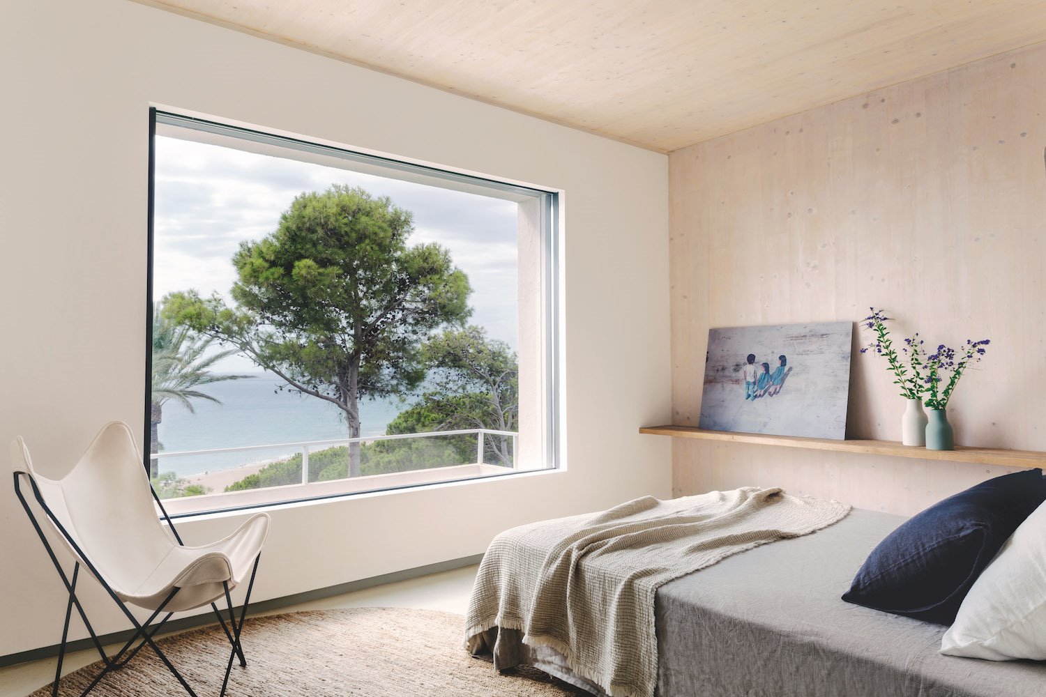 1.menorca.abaton.dormitorio-con-vistas-y-paredes-de-madera cd55383a 1500x1000