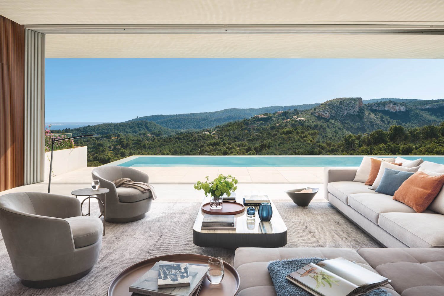 mallorca. terrazas infinitas- salon-abierto-a-la-terraza-en-mallorca-con-vistas-a-la-piscina e1e859c4 1500x1001