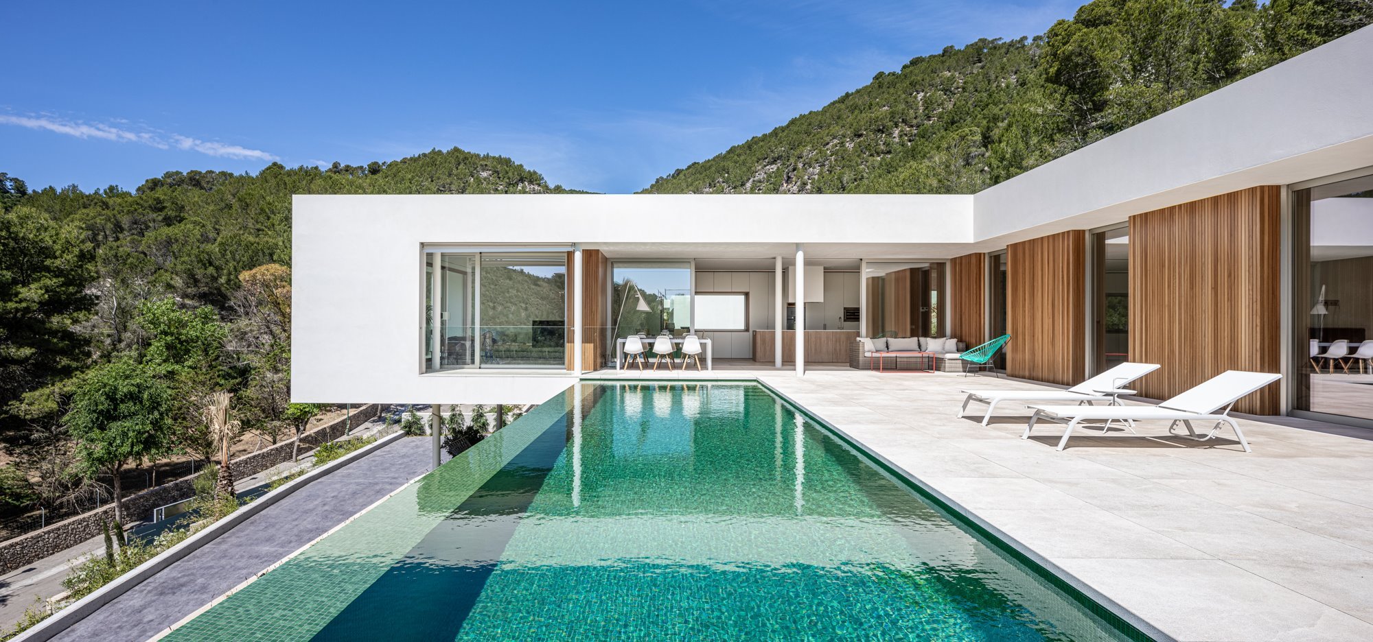 mallorca.casa-moderna-blanca-con-piscina-en-mallorca-jorge-bibiloni 9cea1aa0 2000x936