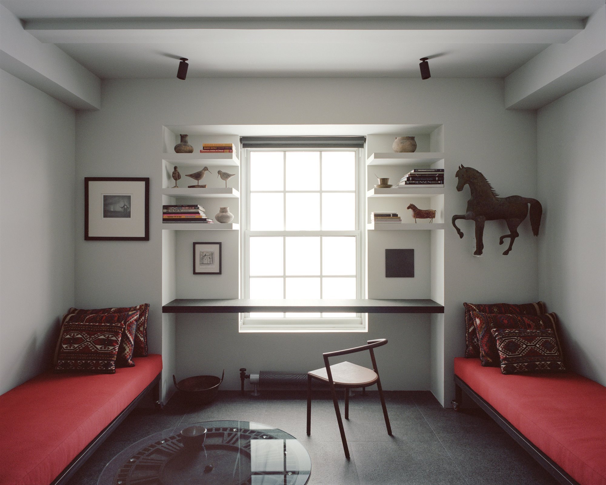 nueva york.estudio-con-bancos-de-obra-tapizados-de-color-rojo 1257e36c 2000x1600. Historia y arte en Manhattan