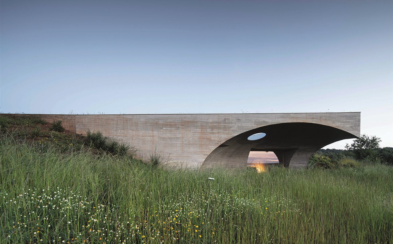 La estudiada sencillez de la arquitectura de Casa na Terra se mimetiza con un entorno natural de gran belleza.