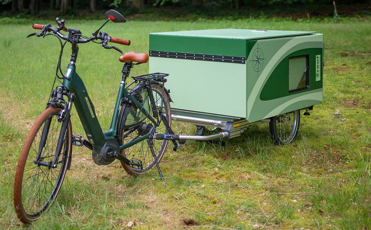 La Scout Camper se transporta en un tráiler compacto y ligero. Pesa 15 o 19 kilos según versiones y puede llevar una carga útil de 81 u 85 kilos respectivamente.