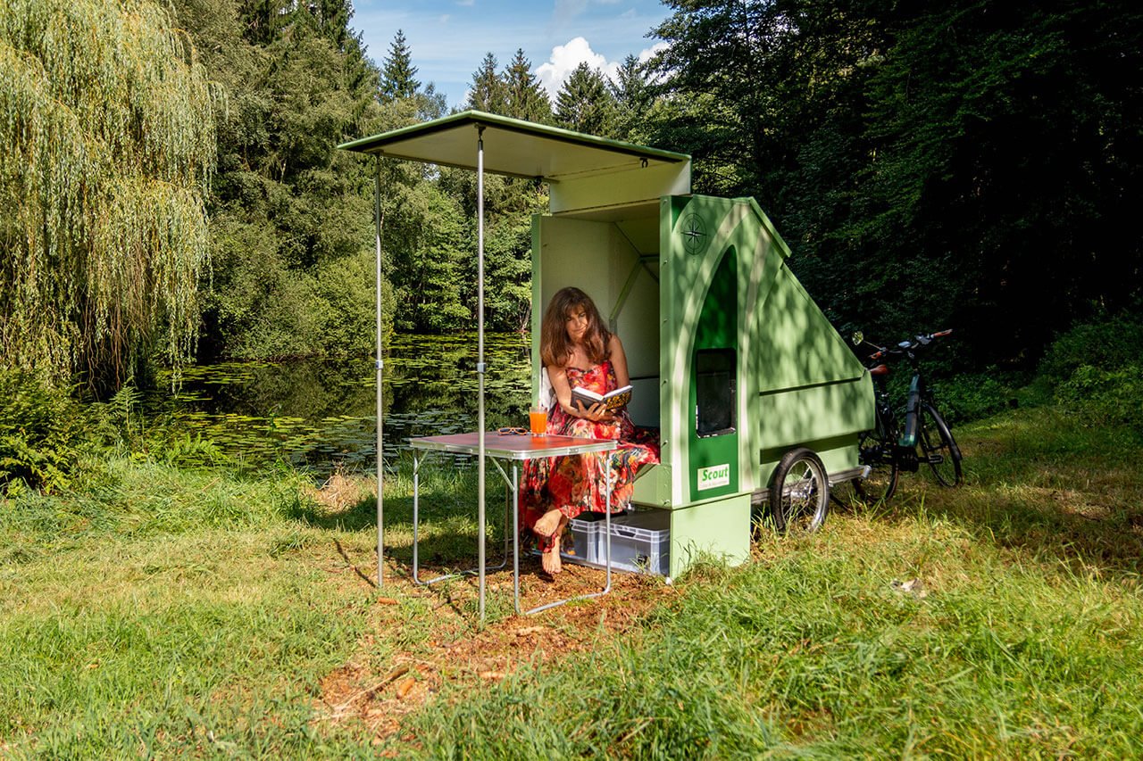 La tienda puede personalizarse con diversos accesorios, incluyendo toldo extensible, mobiliario e incluso soporte solar.