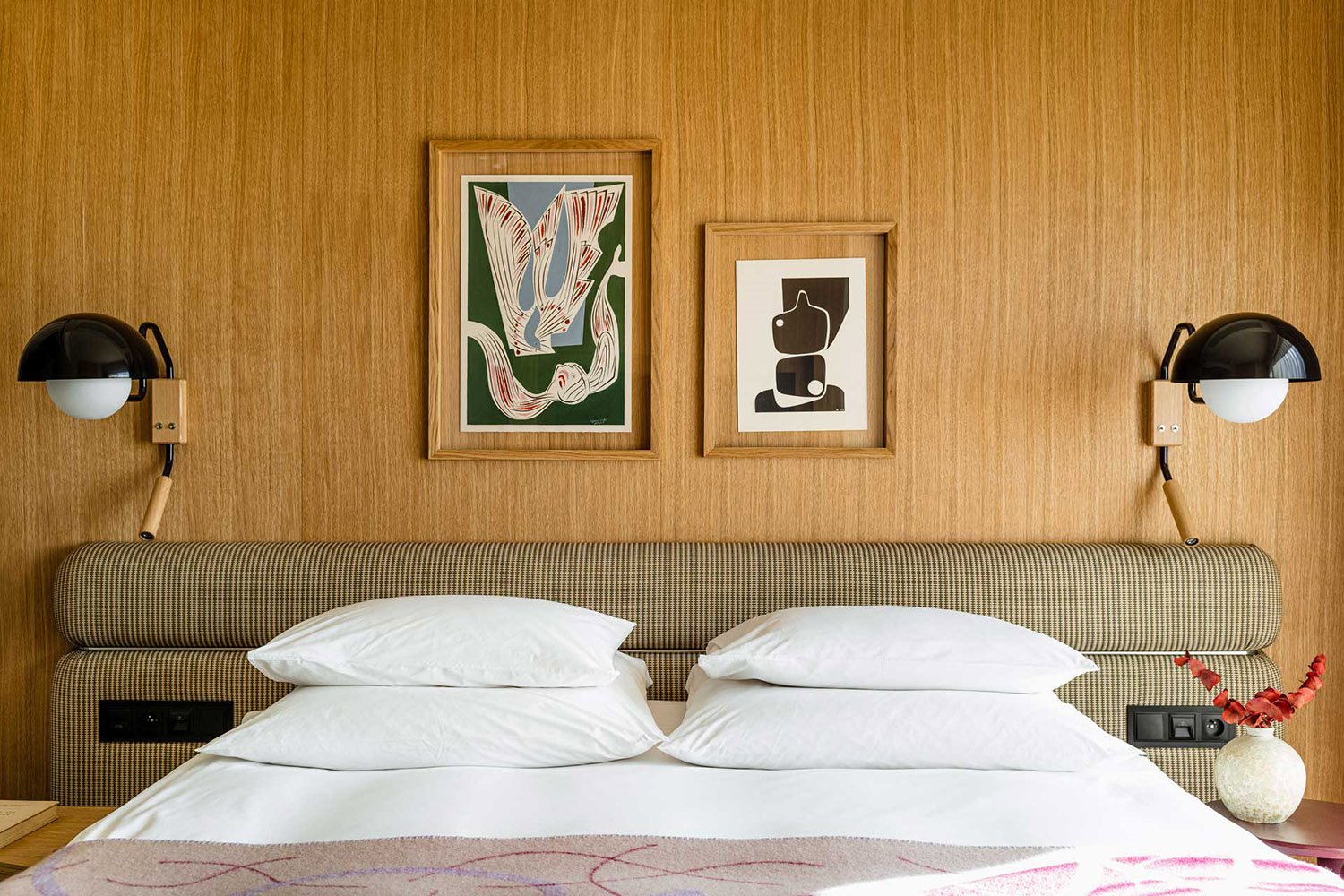 puro hotel cracovia dormitorio cabecero cuadros