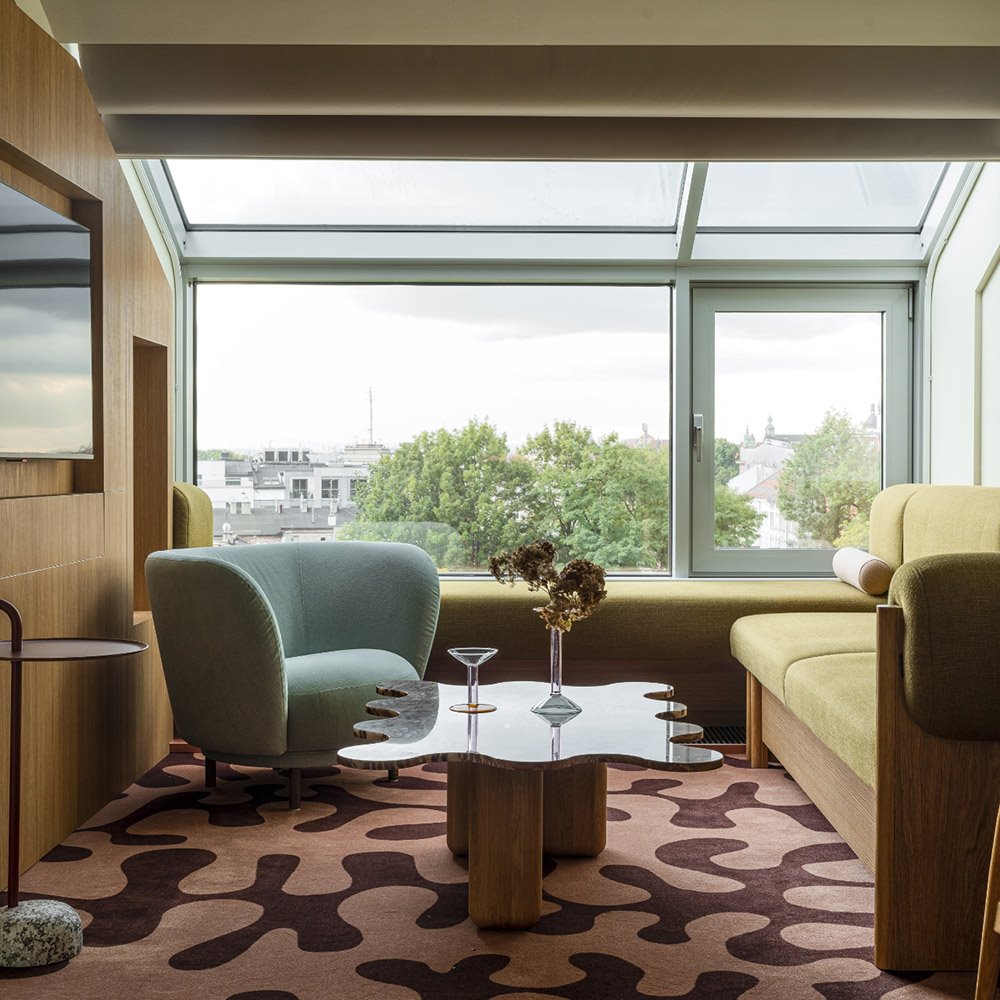 puro hotel cracovia dormitorio con estar