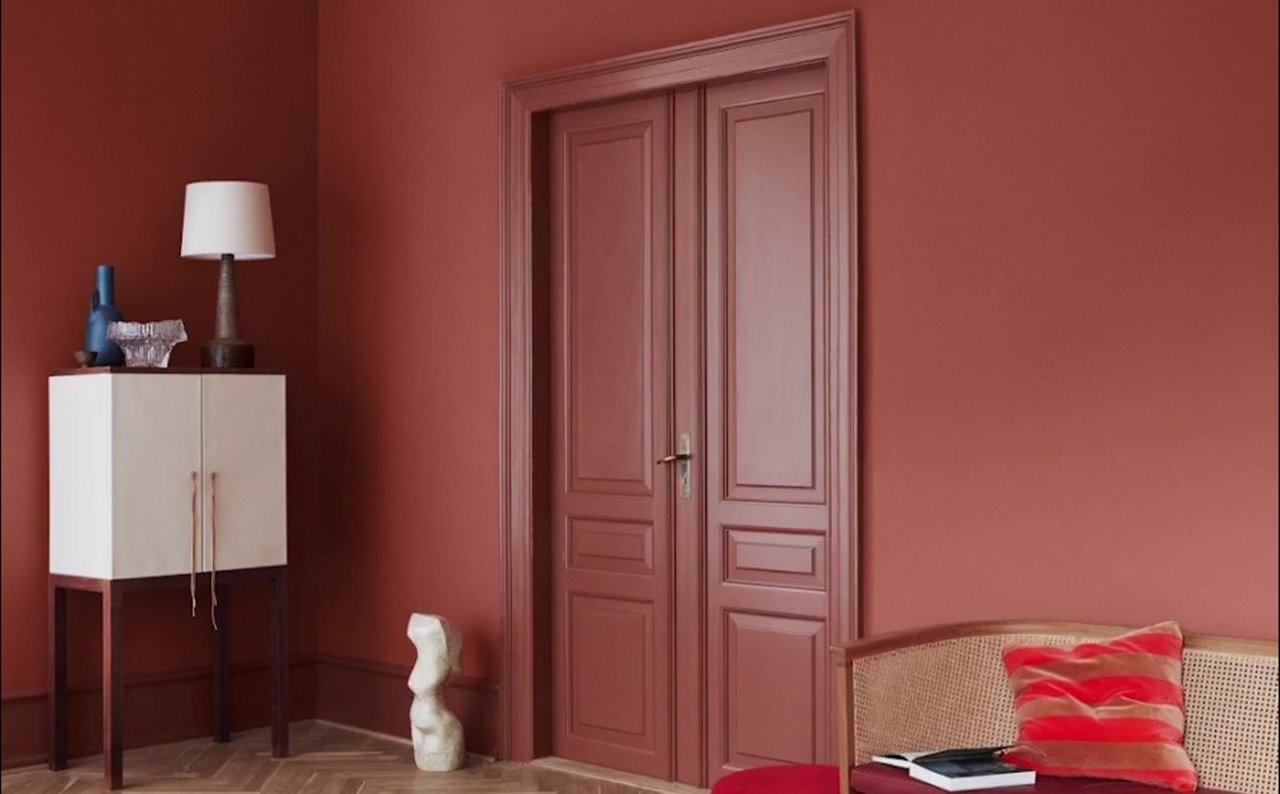 tonos intensos. puerta-pintada-de-color-rojo 7702d6db 1280x794