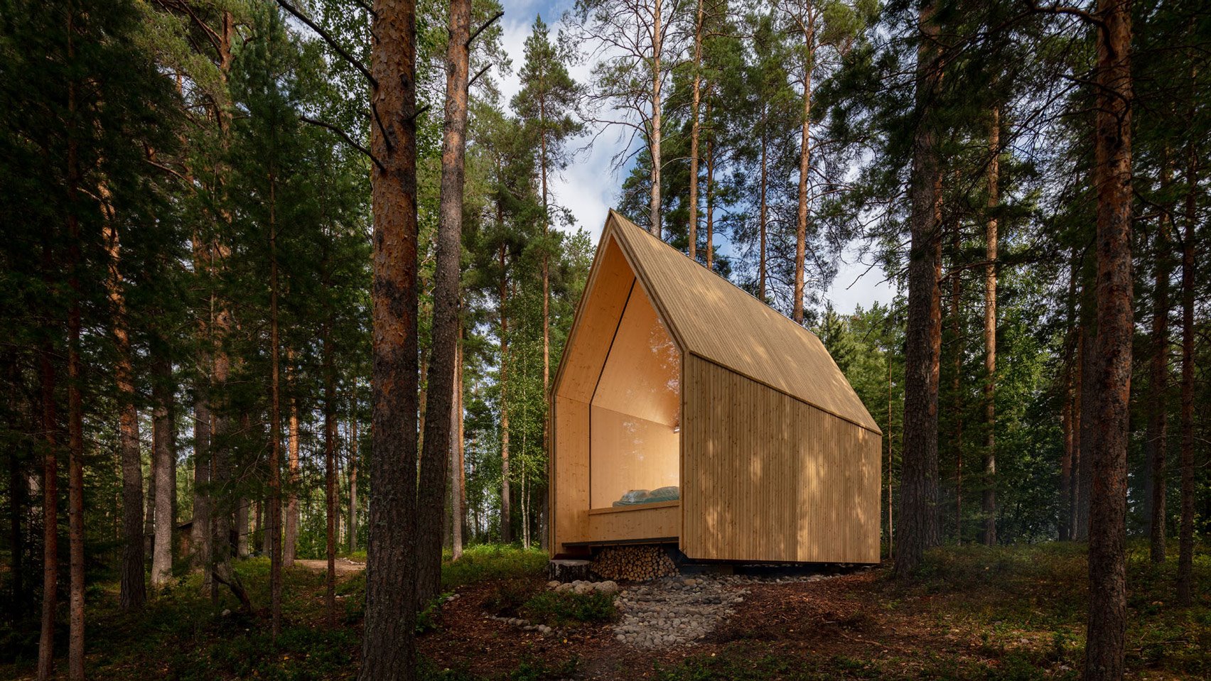 Una casa prefabricada muy moderna de madera y cristal en Finlandia