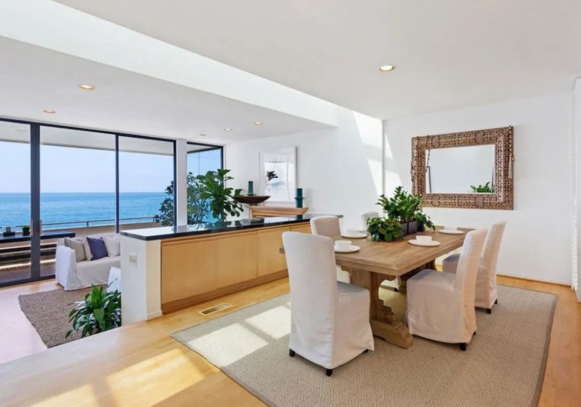 Comedor de la casa de gal gadot en Malibu