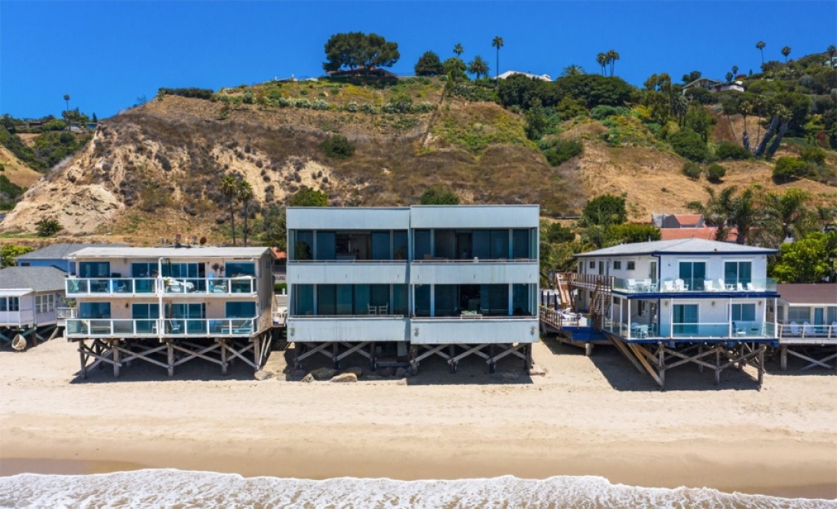 Fachada de la casa de Gal gadot en Malibu en primera linea de playa