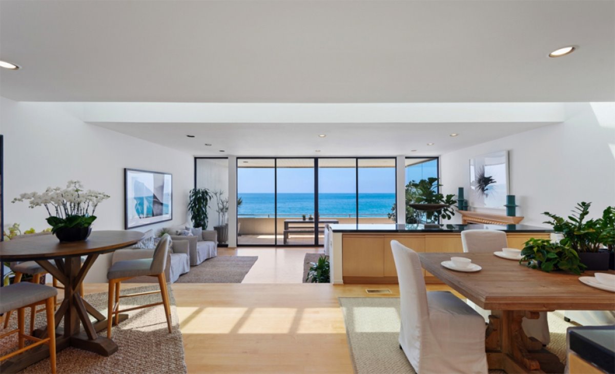 Salon con vistas al mar de la casa de Gal gadot en malibu