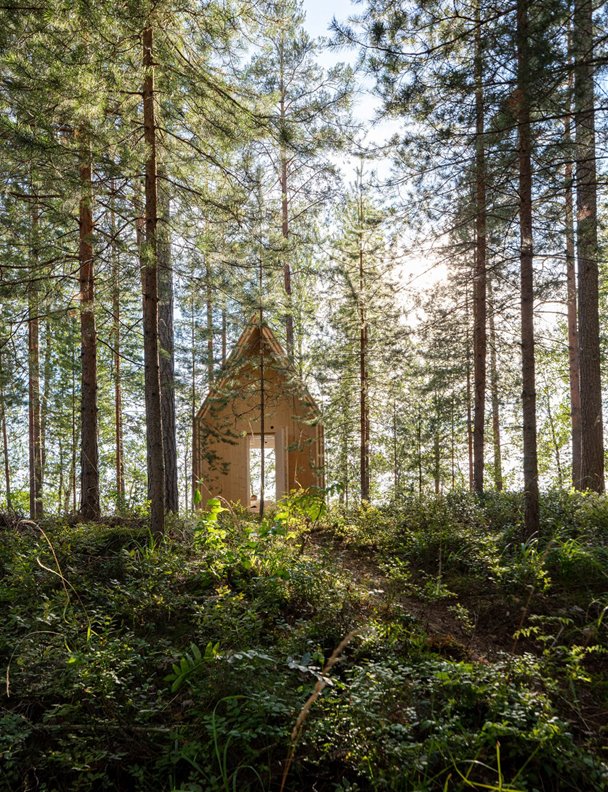 Una acogedora casa prefabricada de madera muy moderna para dormir en pleno bosque