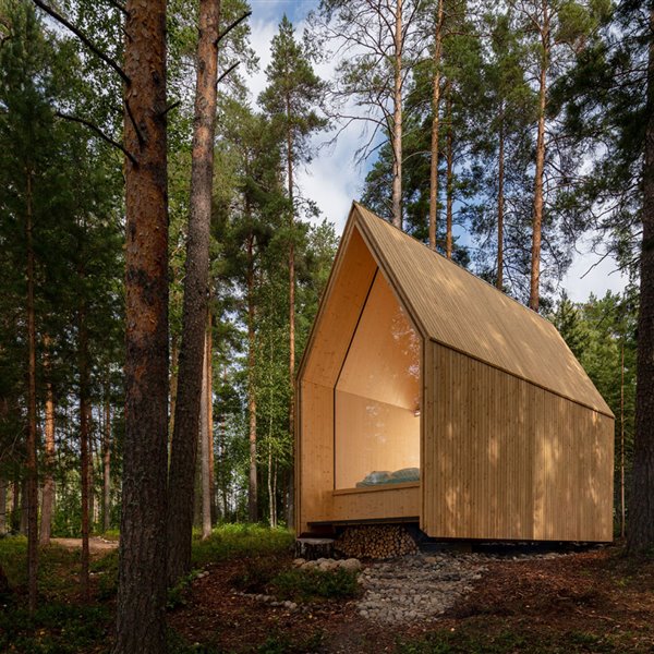 Una acogedora casa prefabricada de madera muy moderna para dormir en pleno bosque