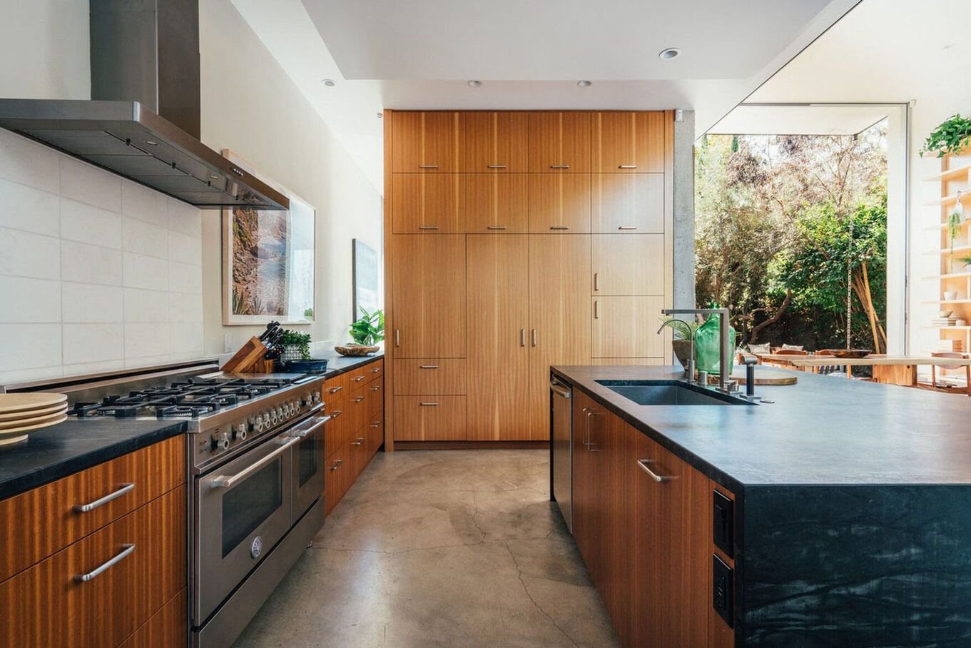Cocina de la casa de la actriz de juego de tronos emilia clarke
