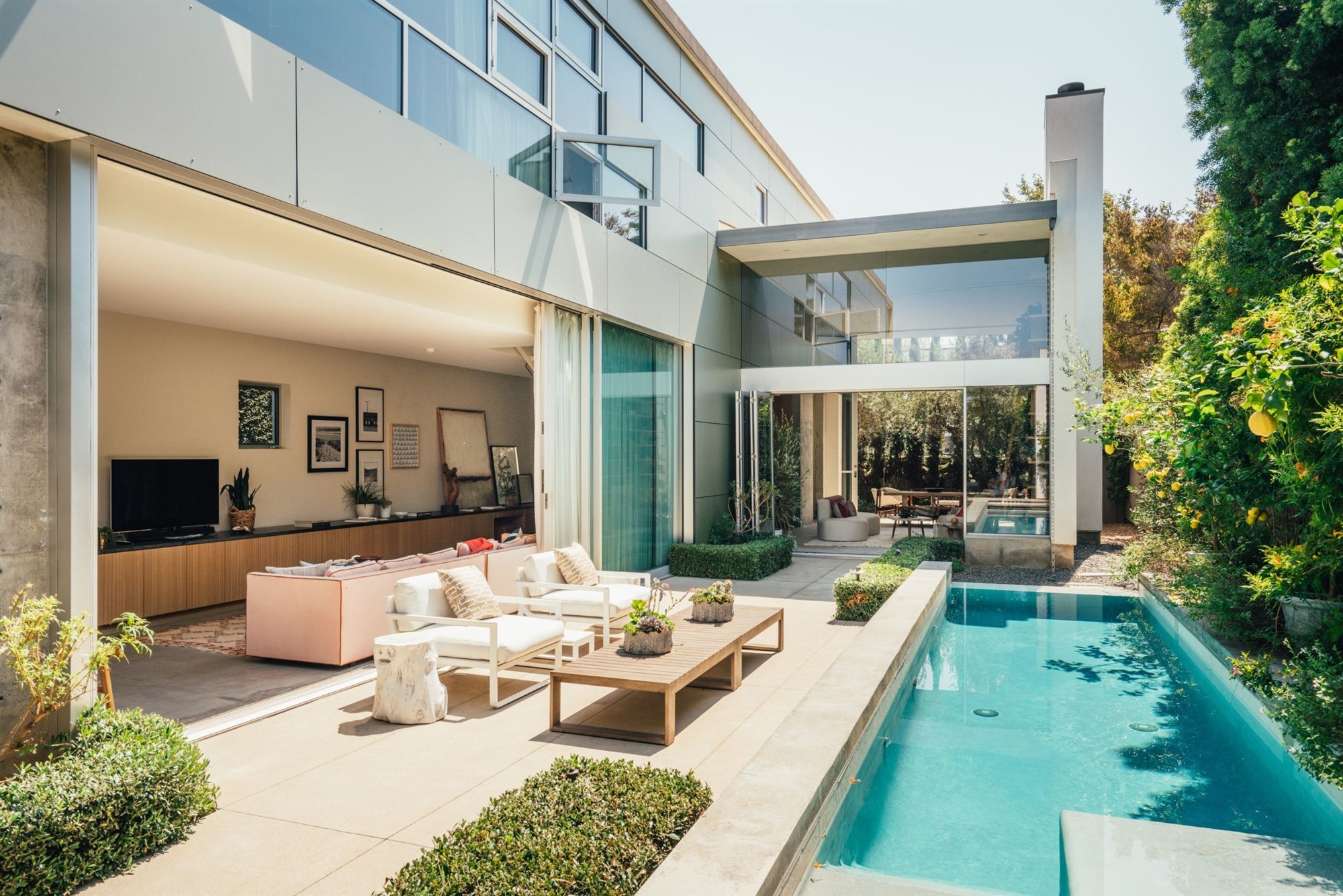 Piscina de la casa de la actriz de juego de tronos emilia clarke