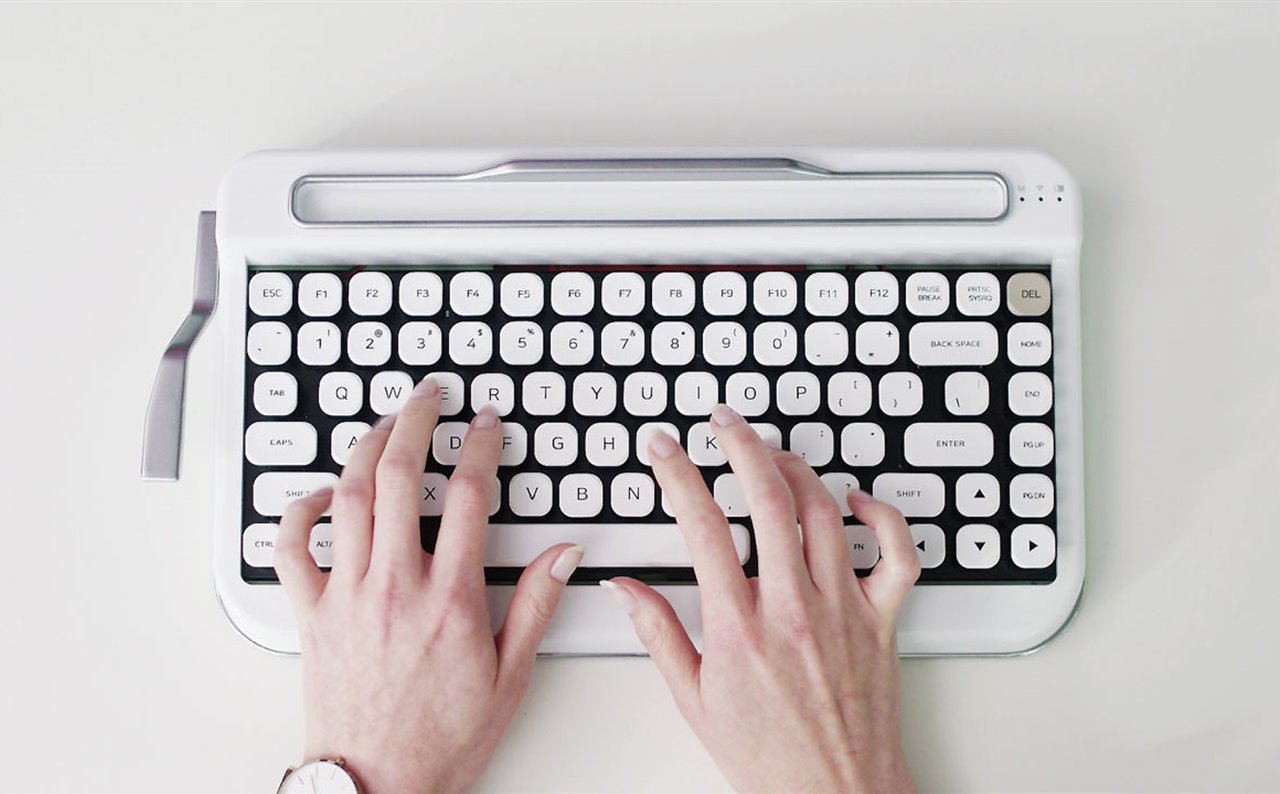 Todos aquellos que echan en falta escribir en una máquina de escribir, no podrán resistirse a este modelo que está disponible en varios colores. 