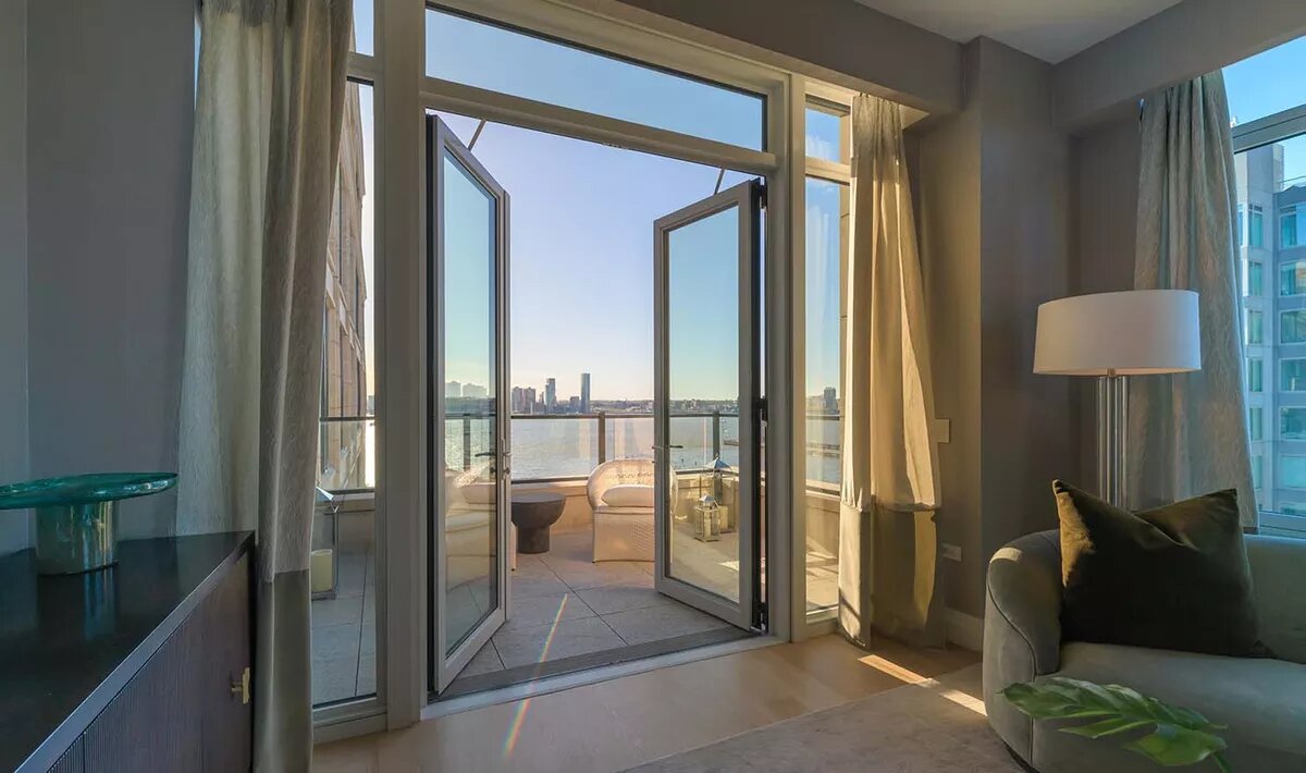 Dormitorio con terraza del apartamento de Tom Brady y Gisele Bündchen en Nueva York