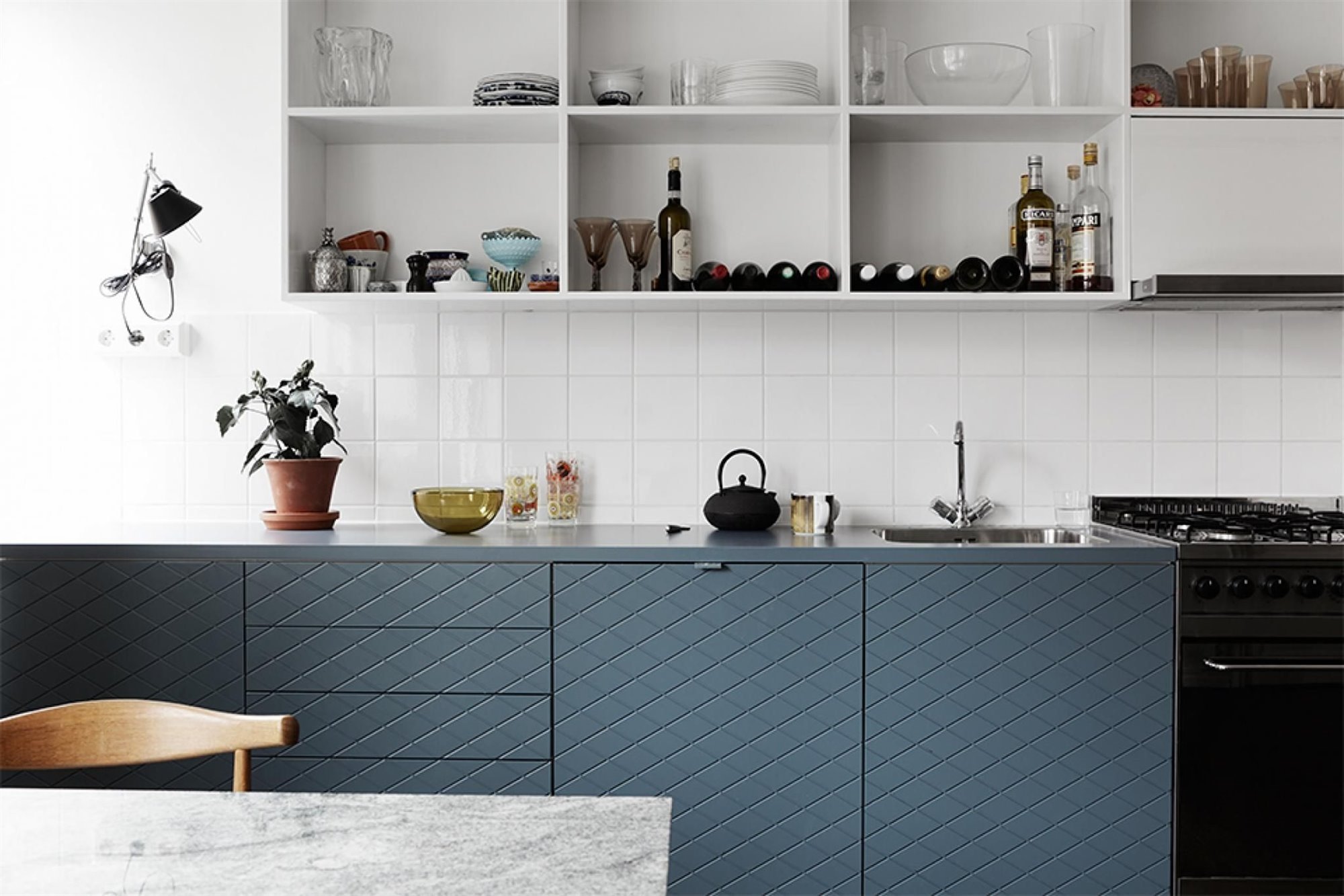 Cocina con frontales de Ikea customizados