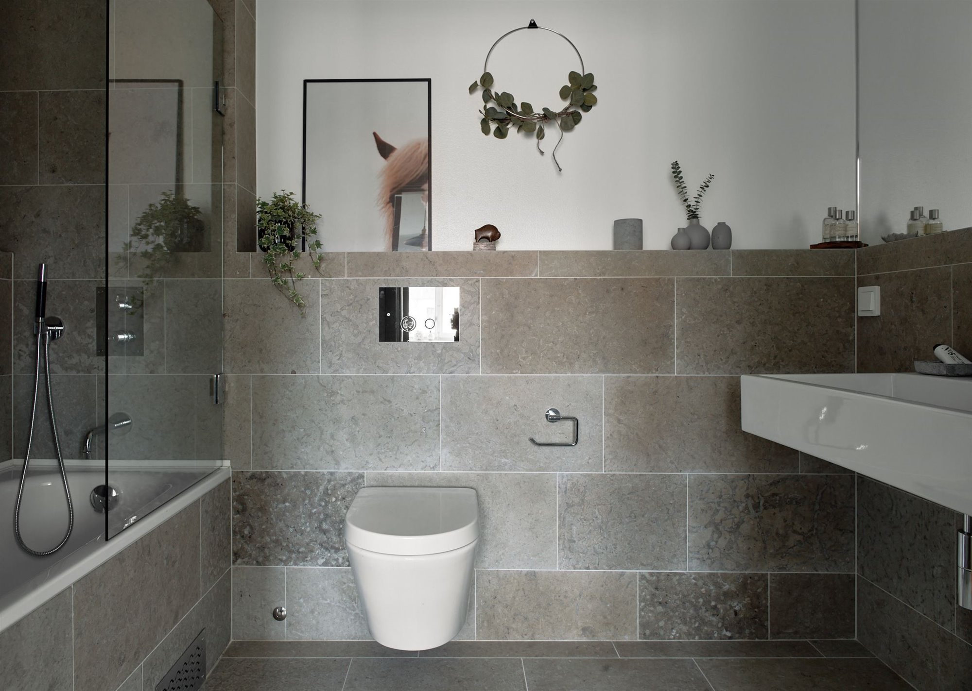 Piso en suecia con interiores de estilo nordico baño lavabo