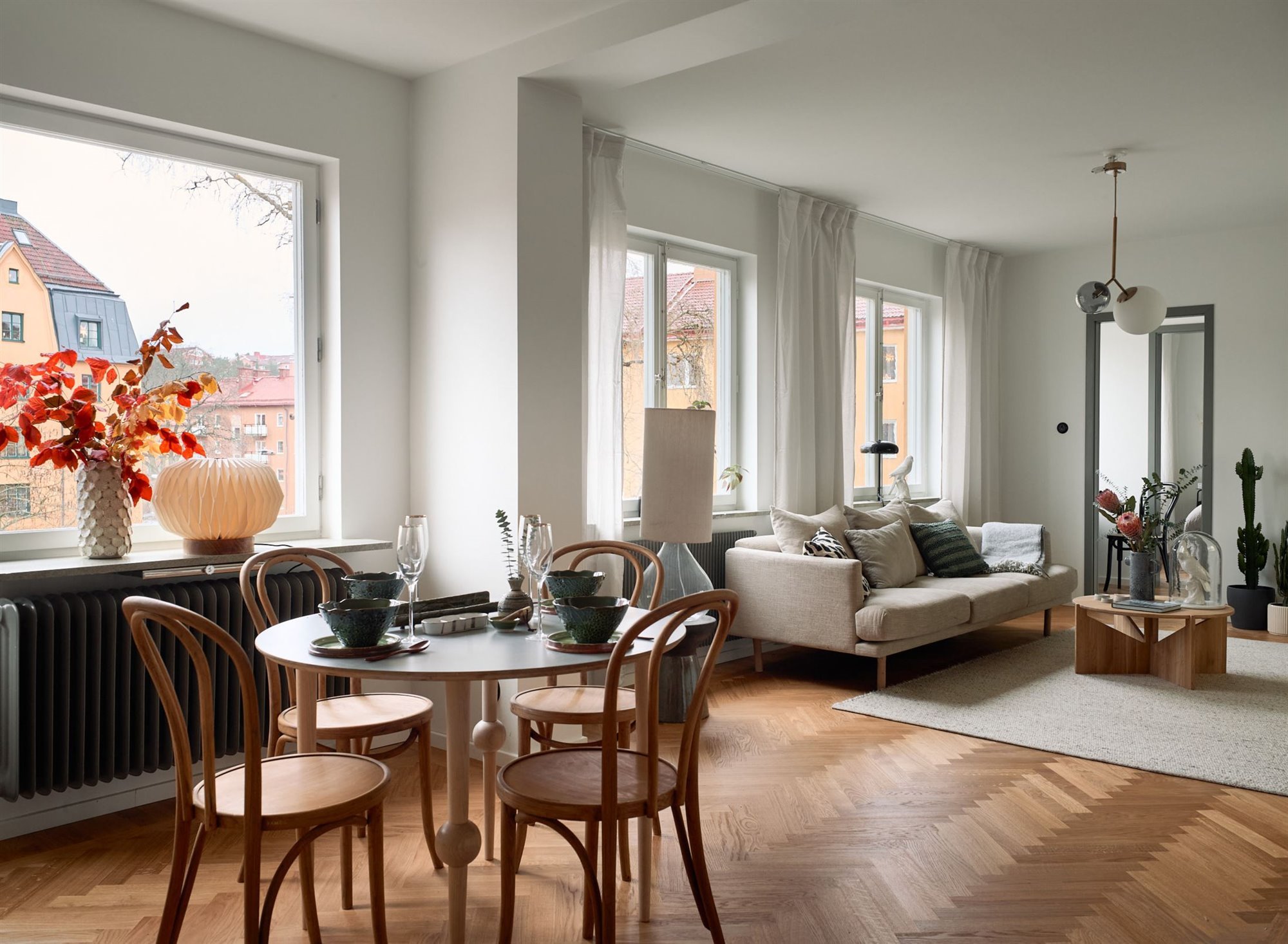 Piso en Suecia con interiores de estilo nordico paredes de color gris salon comedor