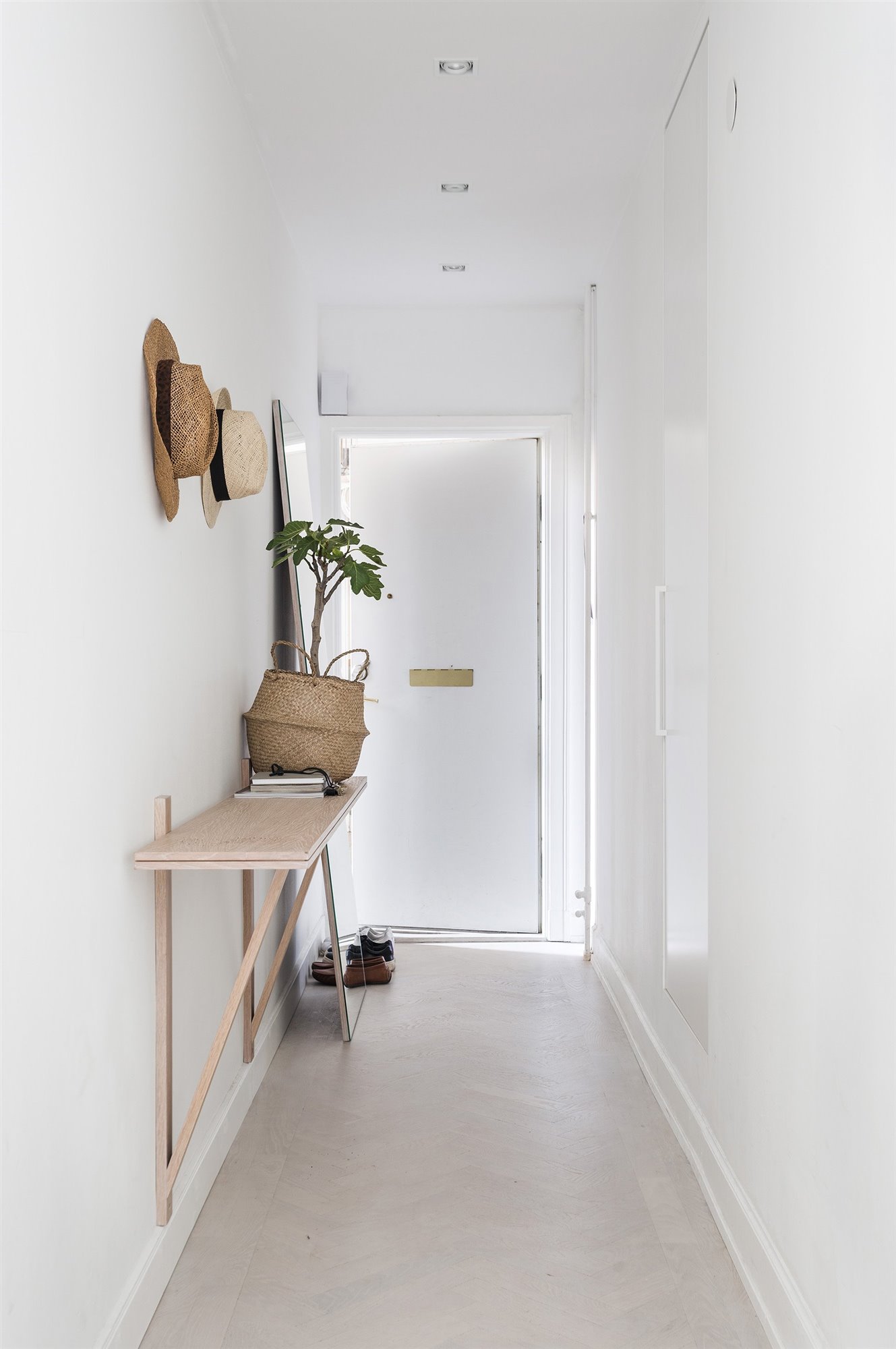 REcibidor con mueble de madera hecho a mano