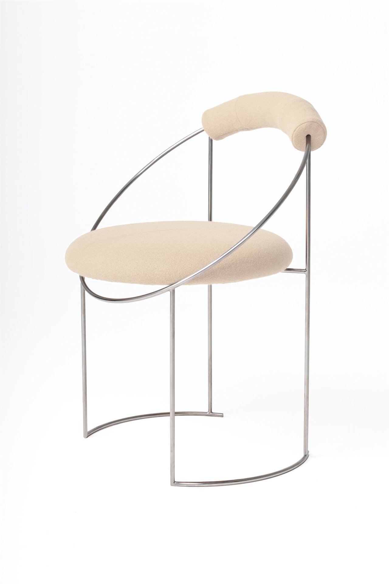 La estructura de la silla tiene dos acabados: en acero inoxidable o en negro satinado. Ambas encajan en una decoración de estilo contemporáneo. 