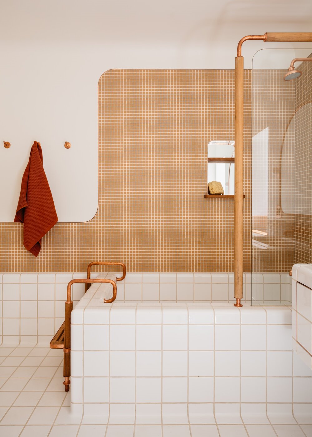 Baño bañera de un piso en Nueva York reformado con mucha luz