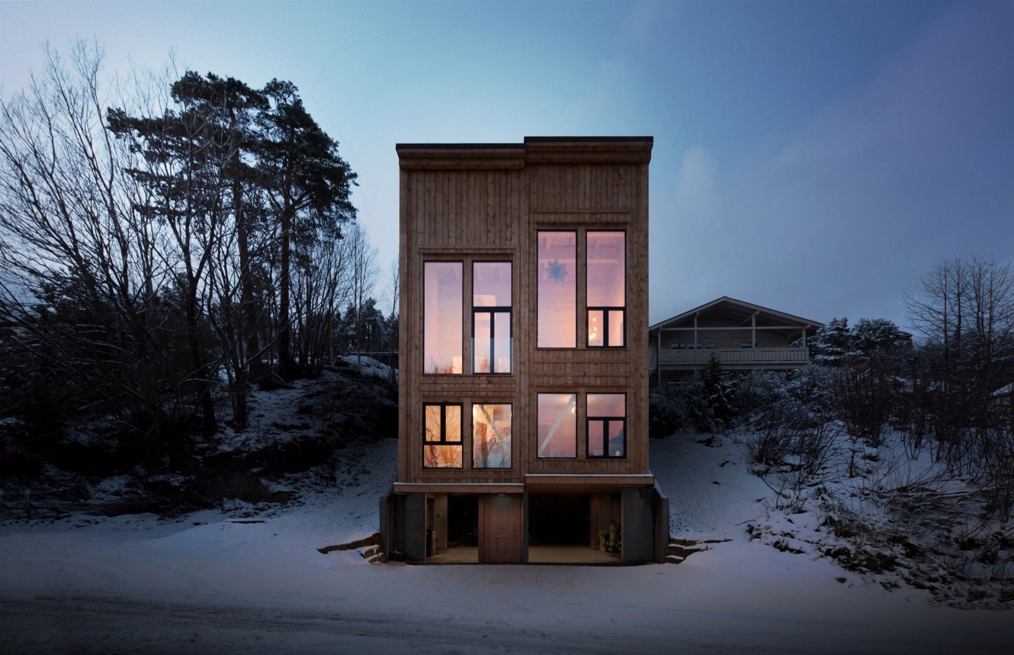 Cabaña de madera en la nieve fachada