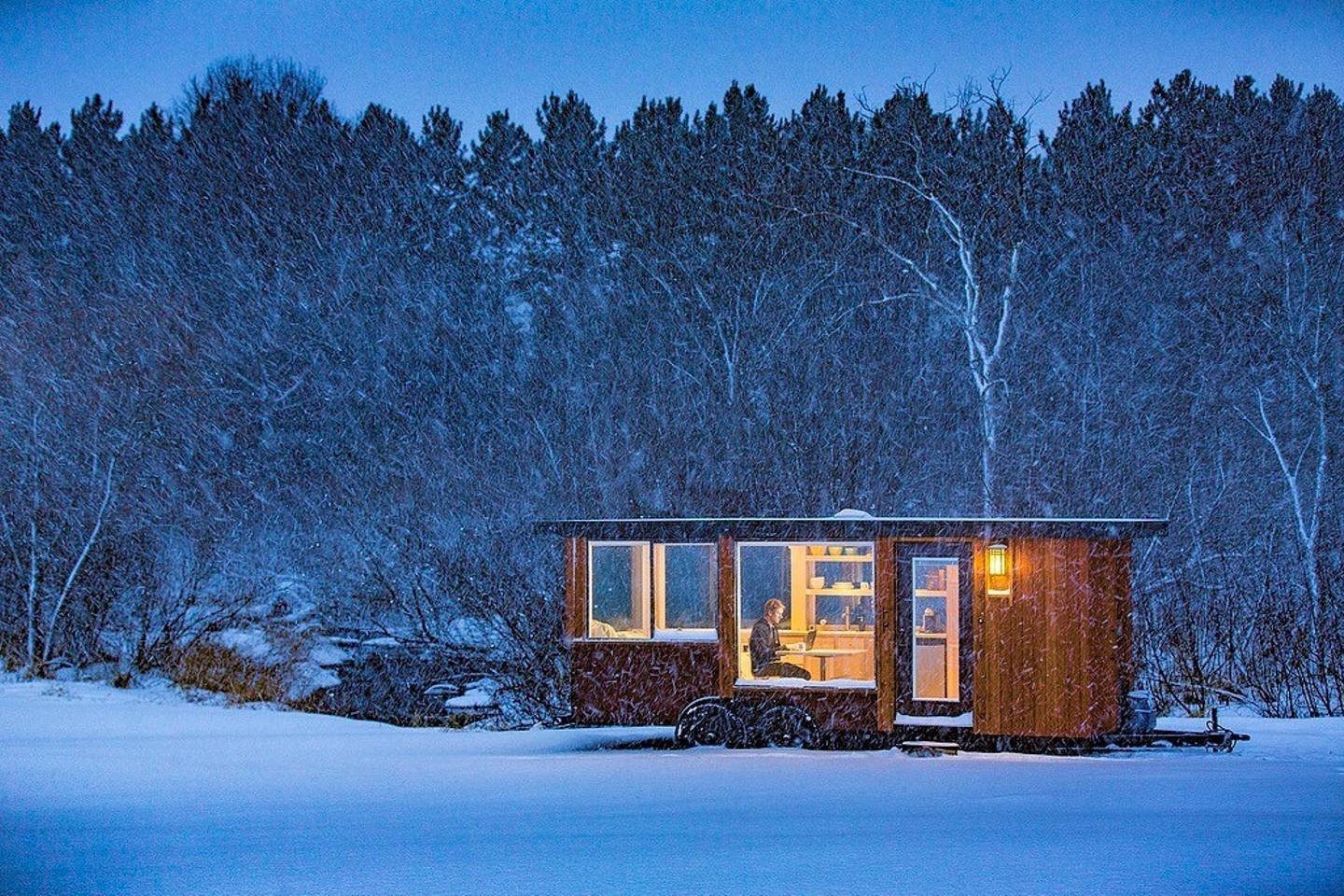 Cabaña en mitad de la nieve