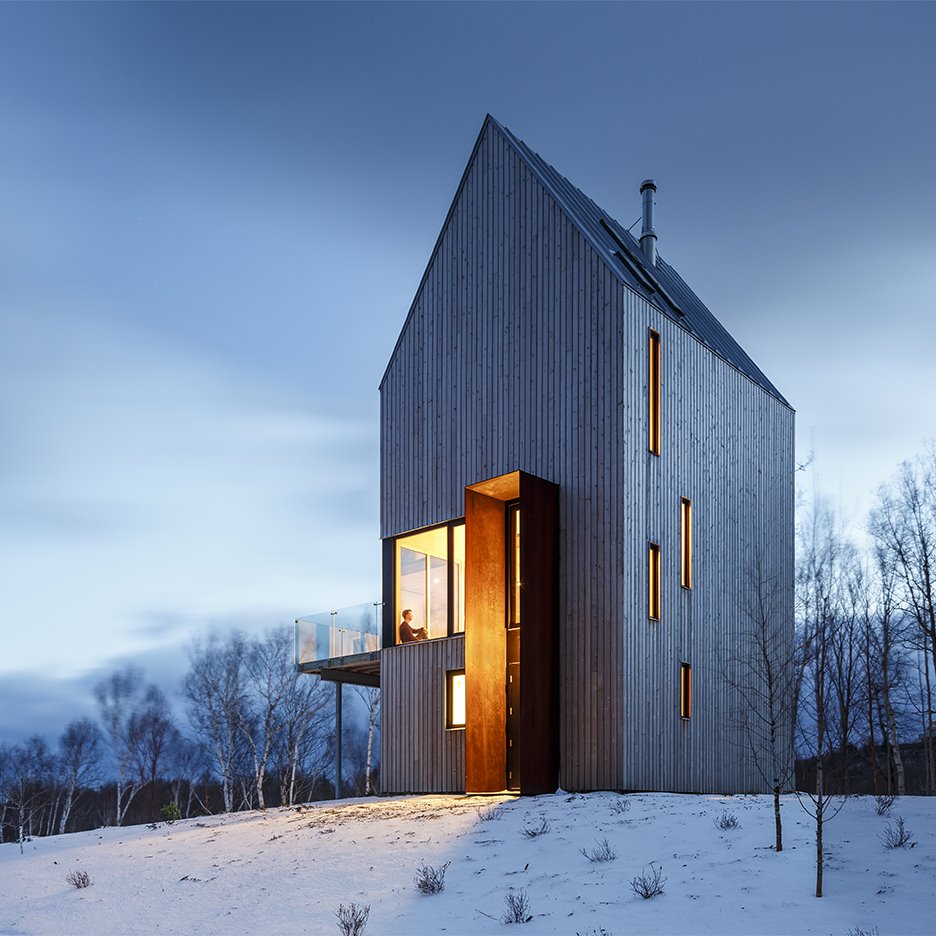 Casa con fachada de placa metalica en la montaña nevada