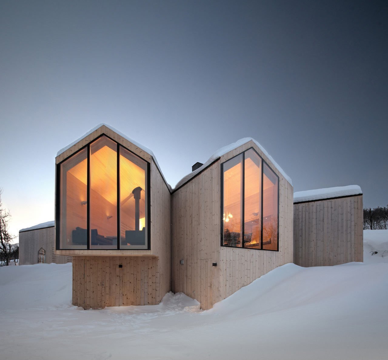 Casas de madera nevadas en la montaña