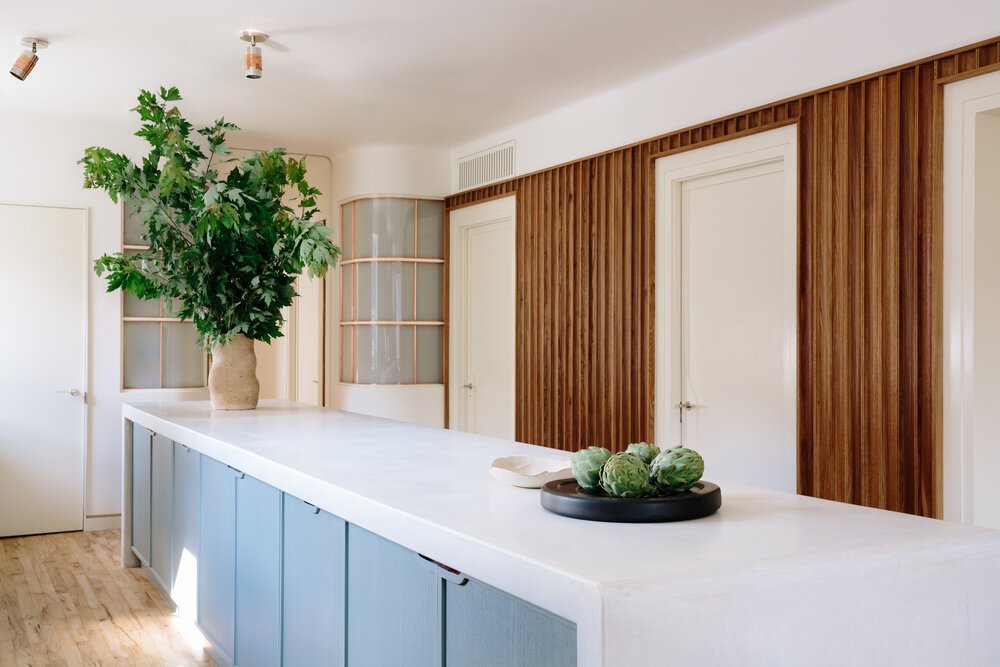 Cocina de un piso en Nueva York reformado con mucha luz