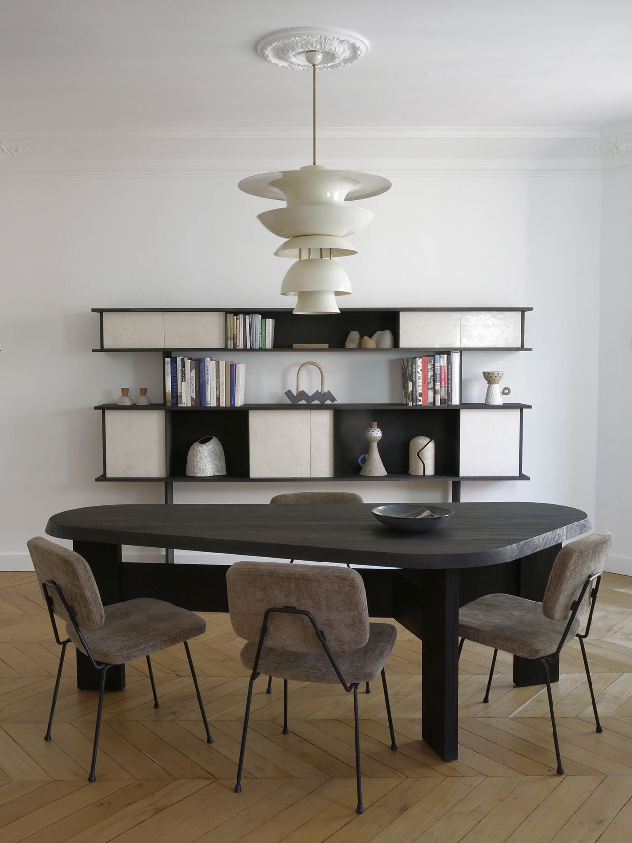Comedor con mesa de color negro de un piso vintage en Paris
