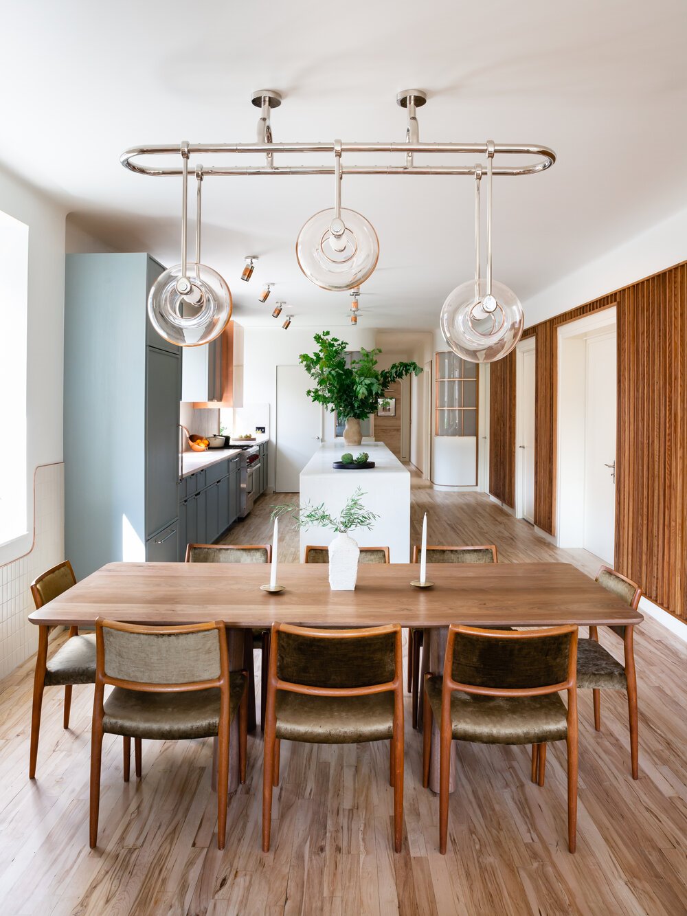 Comedor de un piso en Nueva York reformado con mucha luz