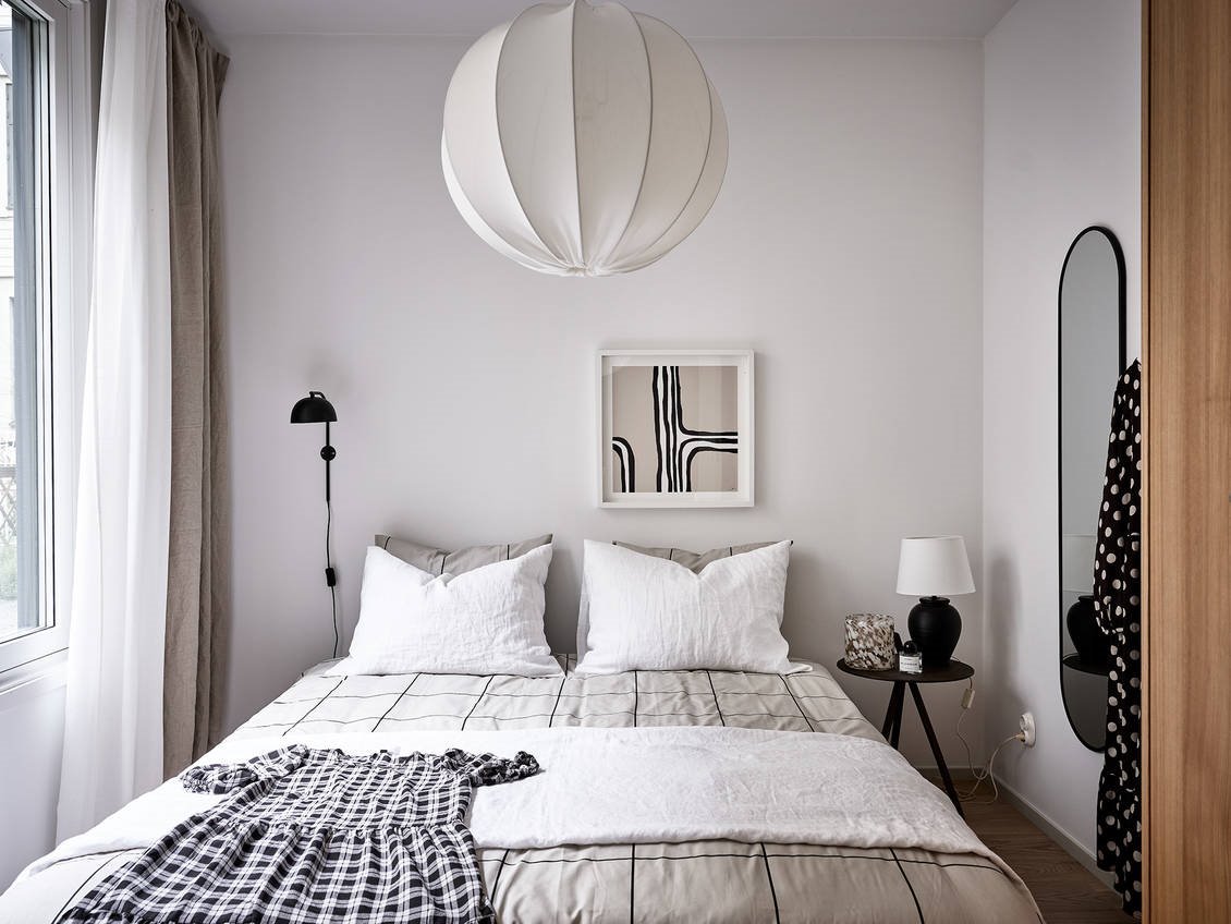 Dormitorio de un mini piso en Suecia