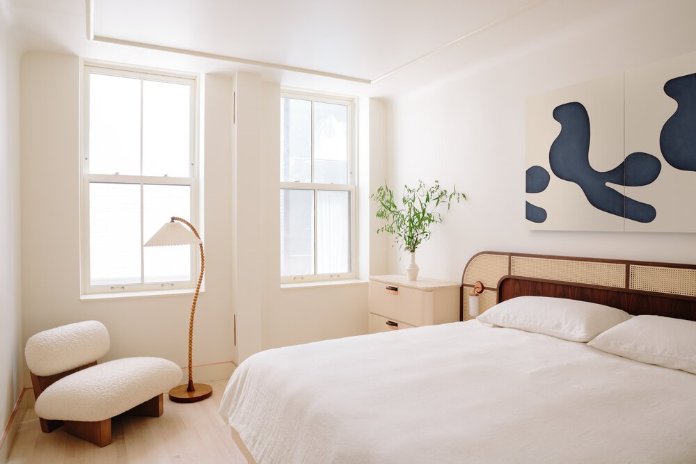 Dormitorio de un piso en Nueva York reformado con mucha luz