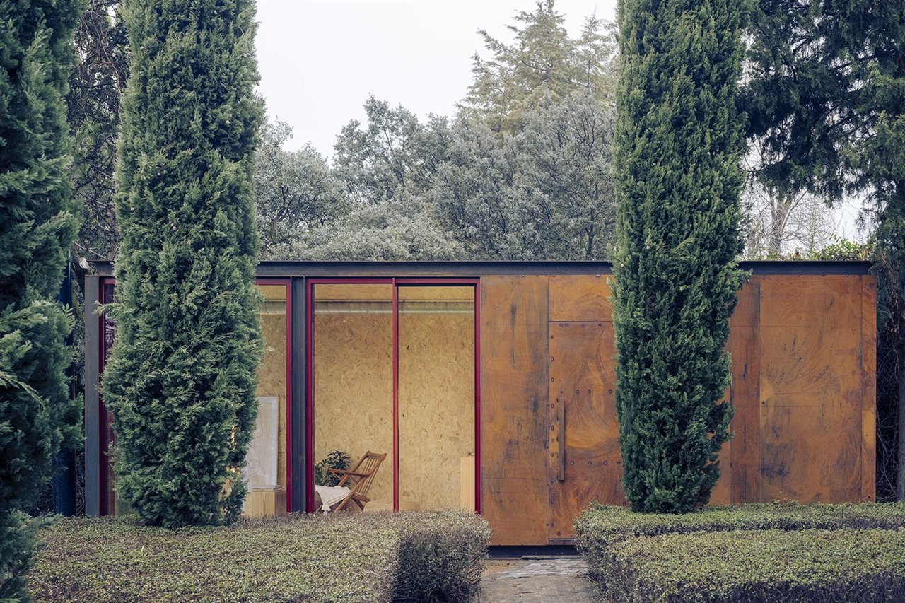 La estructura es de acero corten forrada con madera de chopo tipo OSB.