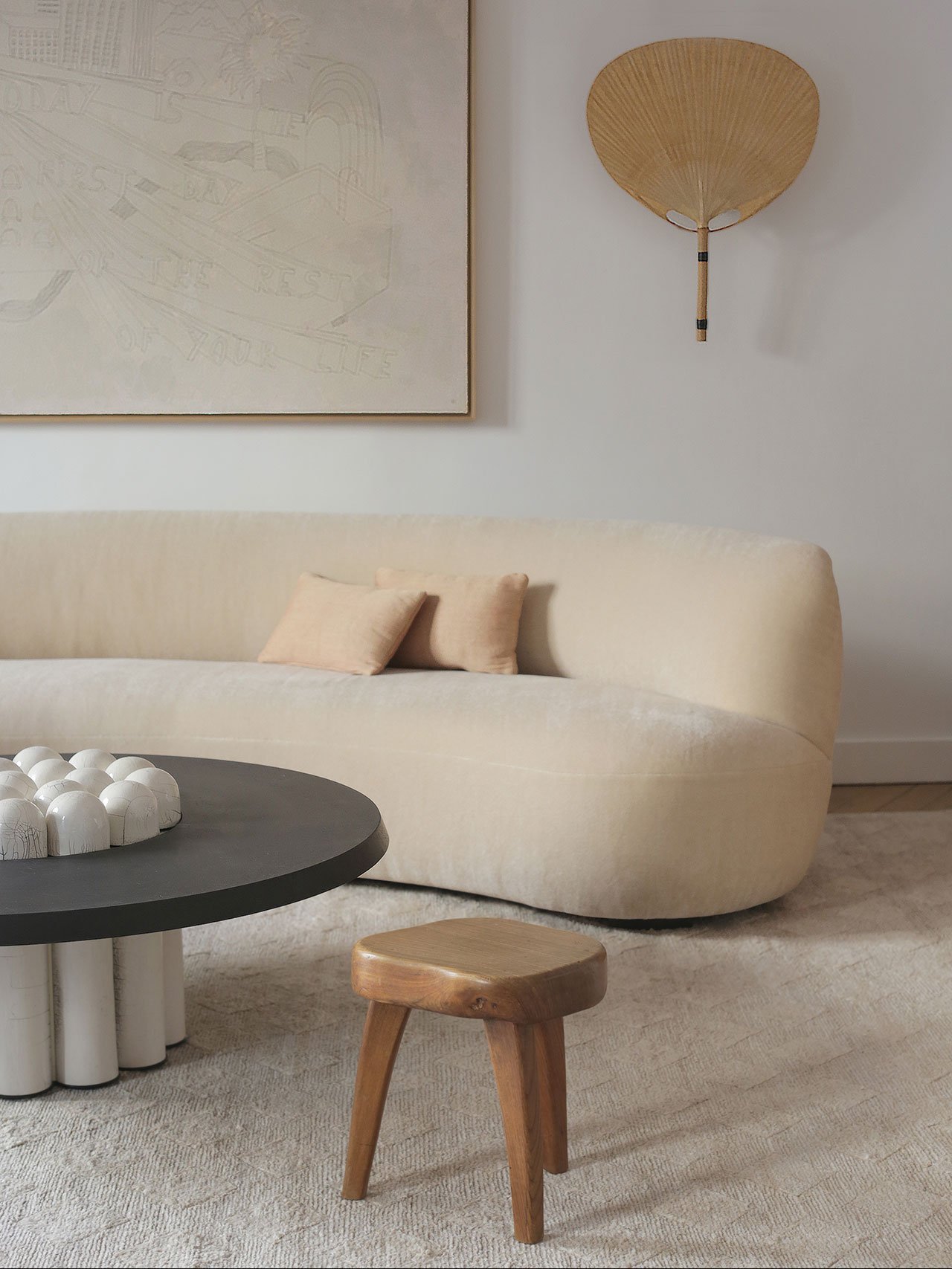 Salon con sofa curvado de un piso vintage en Paris detalle