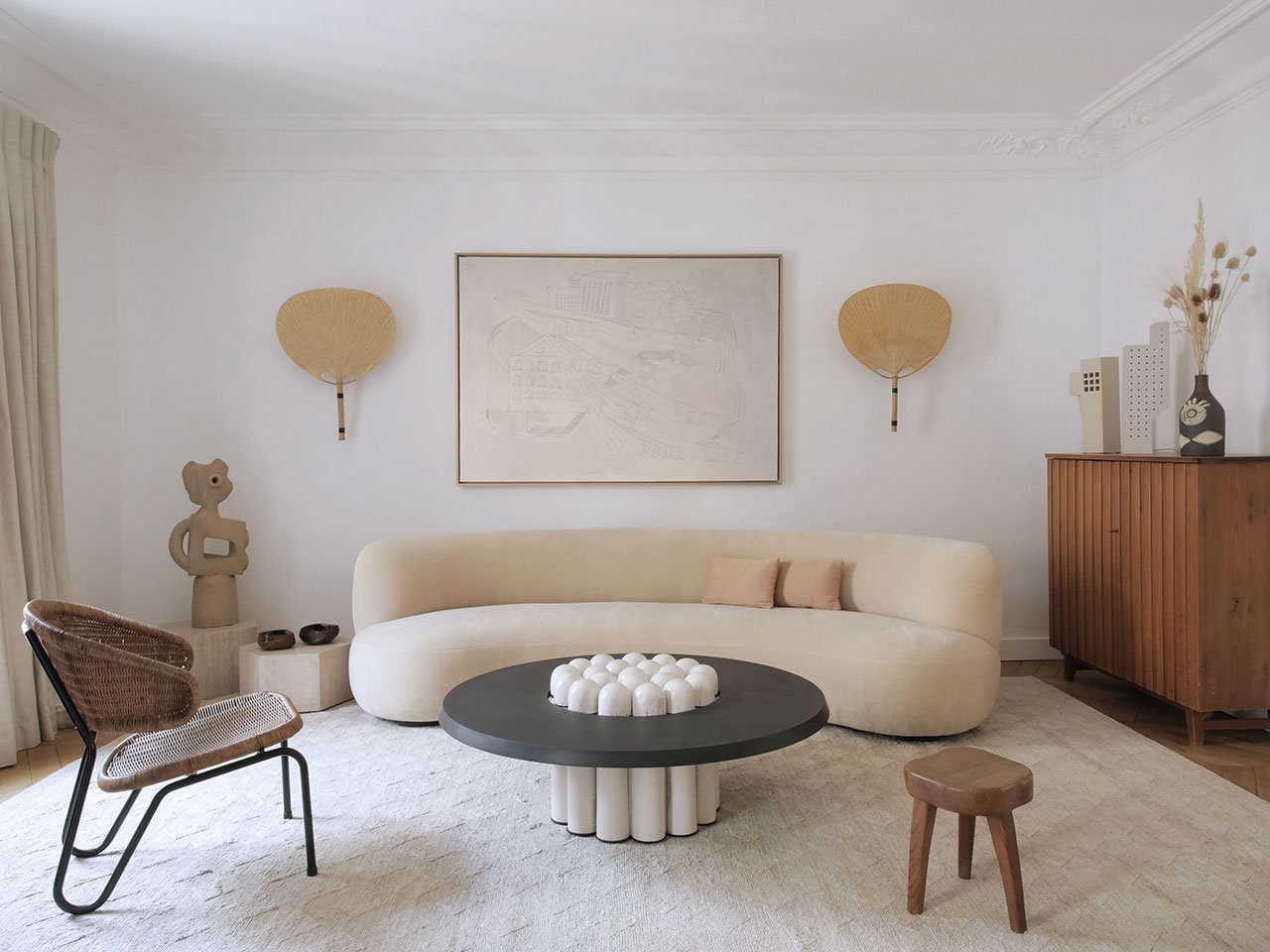 Salon con sofa curvado de un piso vintage en Paris
