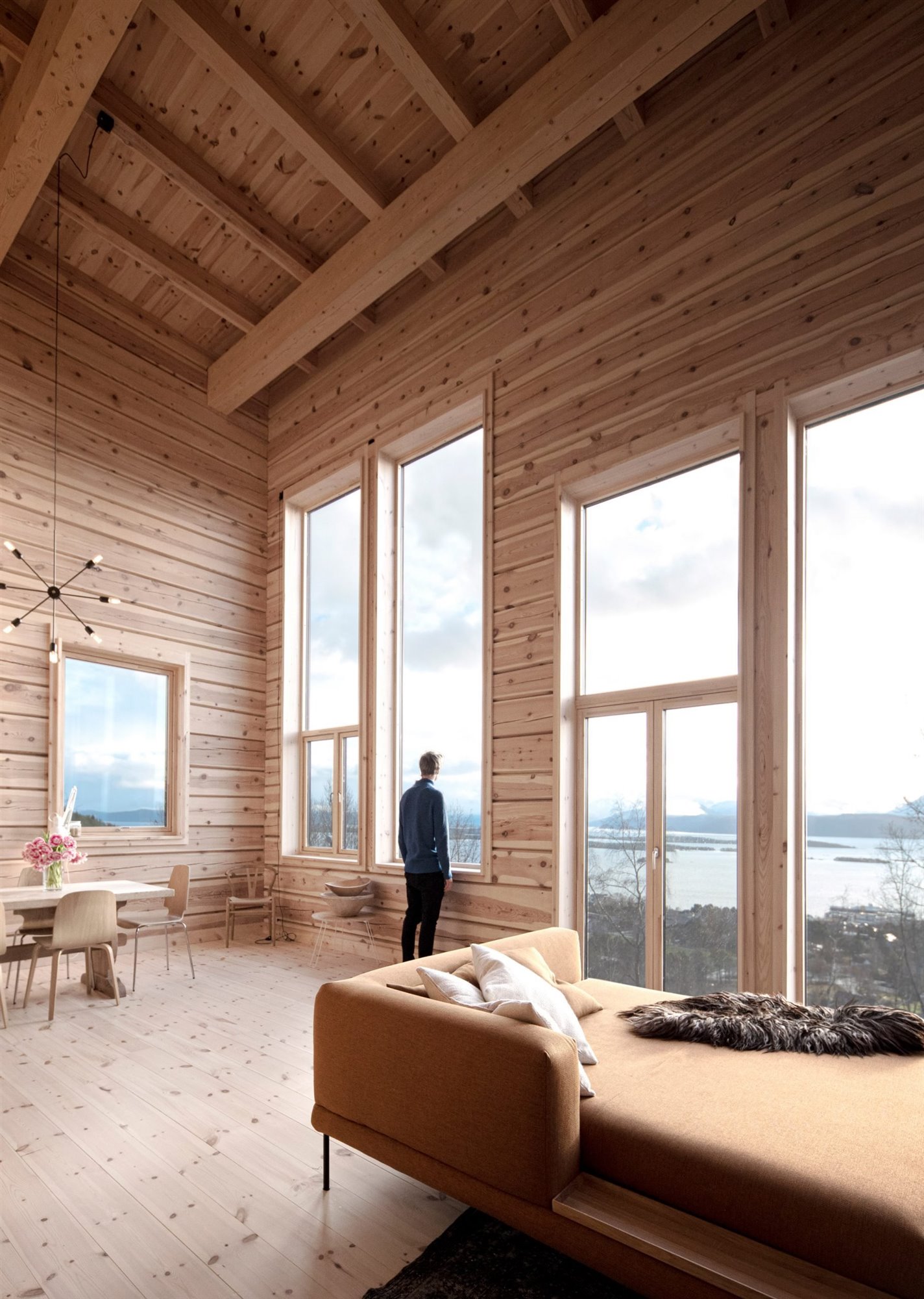 salon de madera de una cabaña en la nieve