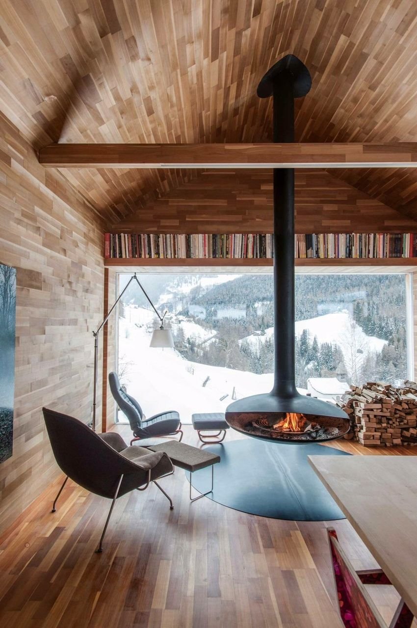 Salon de madera de una casa en la montaña nevada