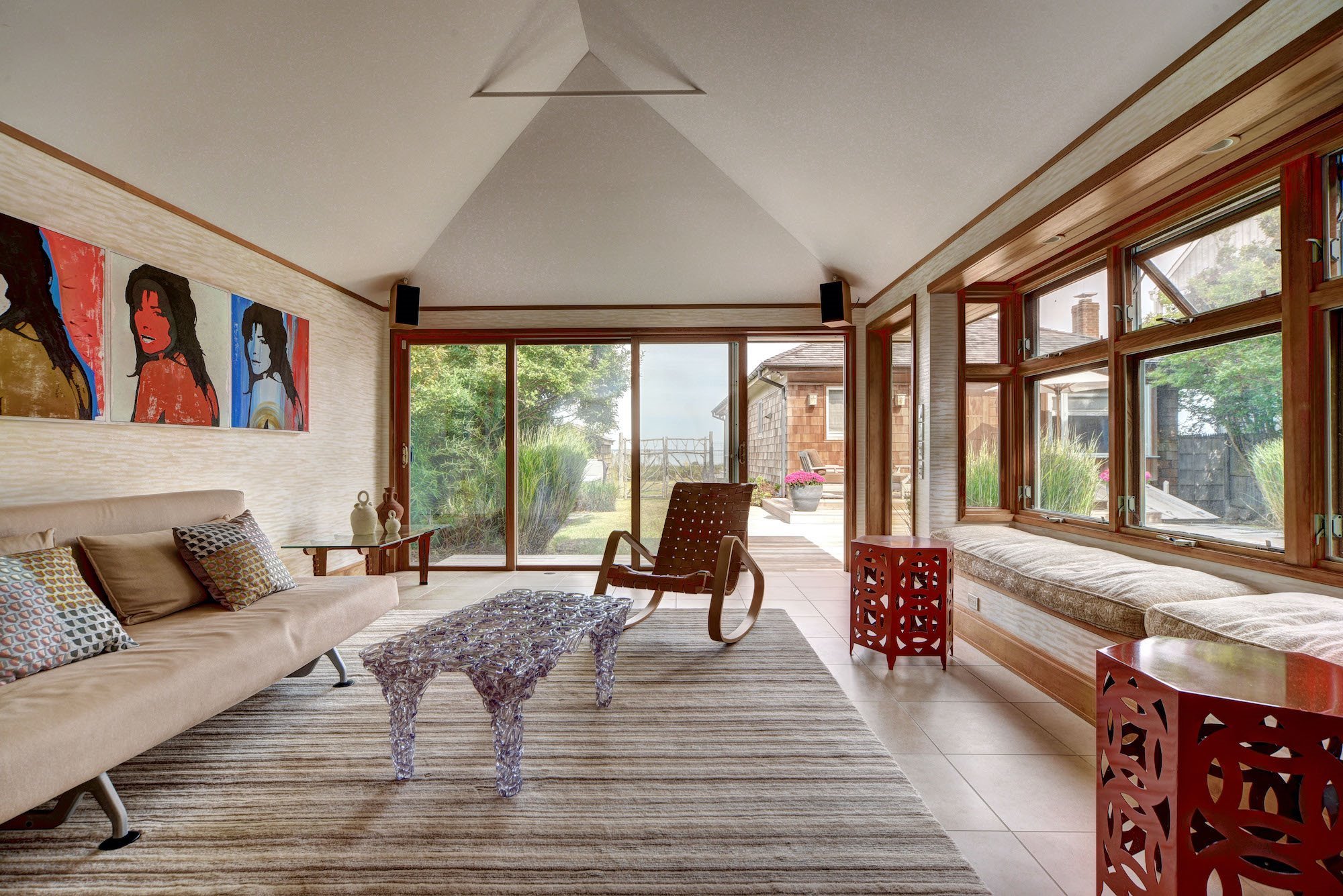 casa-de-samanta-de-sexo-en-nueva-york-en-los-hamptons-sala-de-lectura-con-cuadros-rojos-y-butaca-mecedora a4390aef 2000x1335