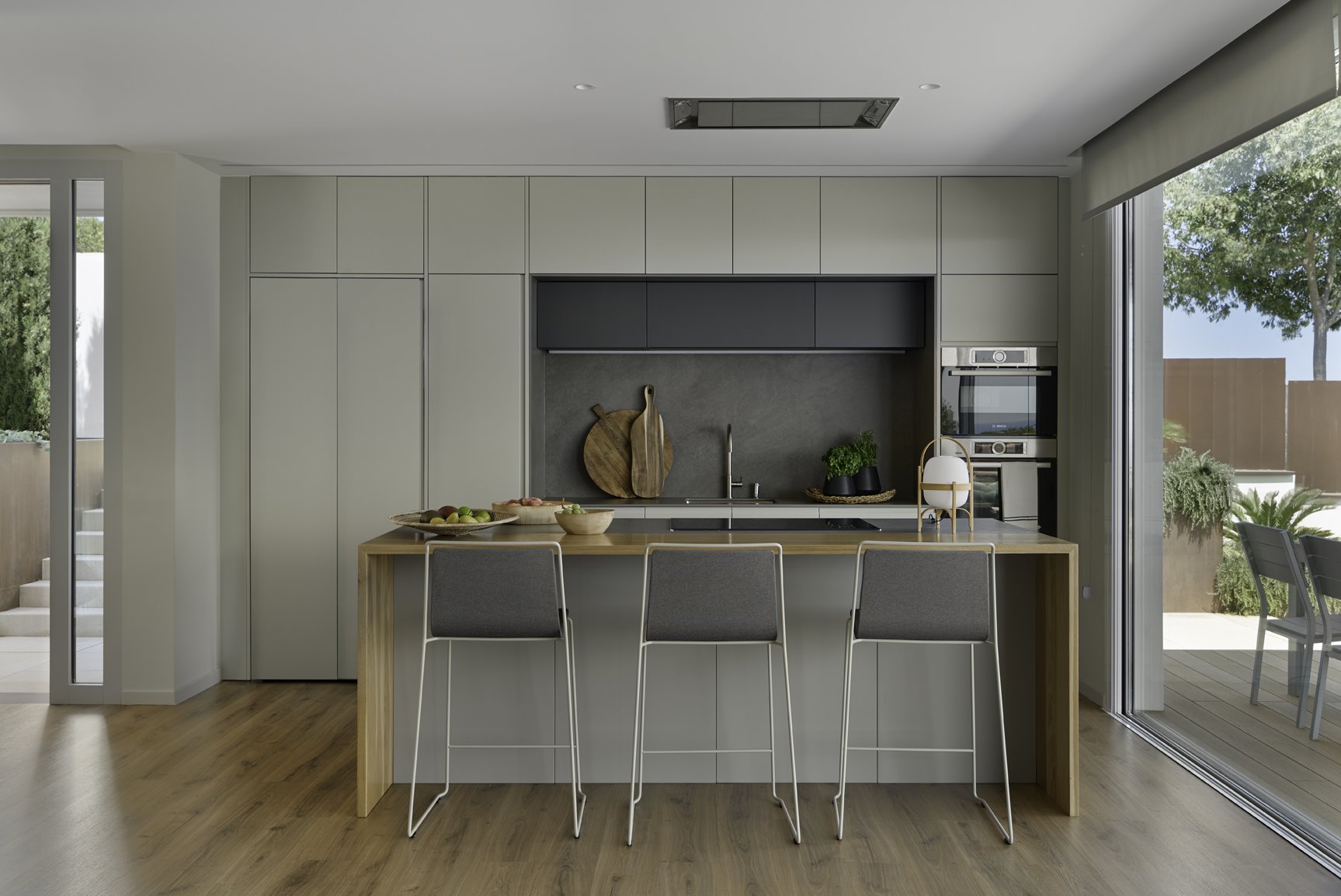 Cocina de una casa prefabricada de hormigon de la firma InHaus en el Masnou