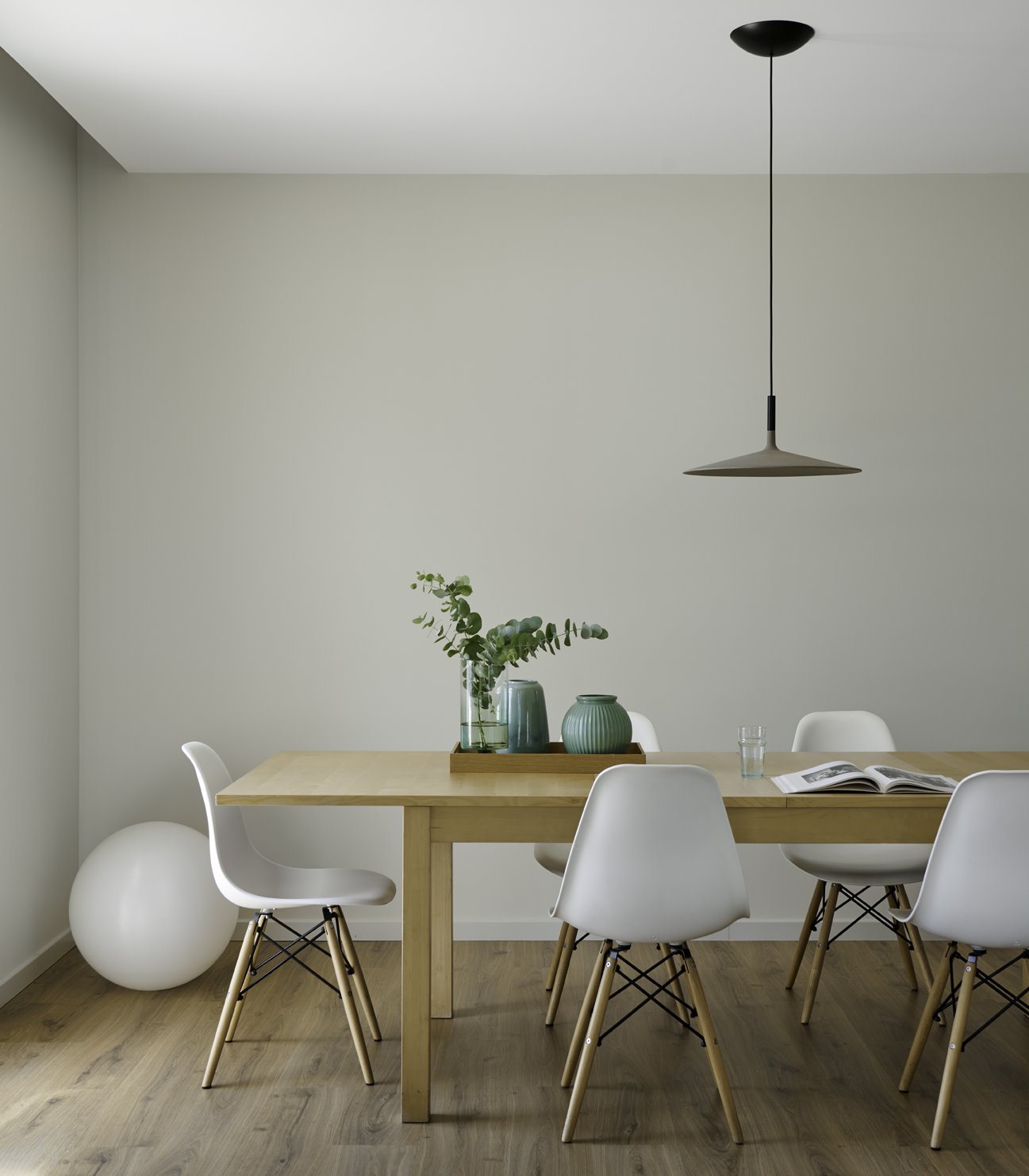 Comedor con sillas blancas de una casa en el Masnou de la firma InHaus
