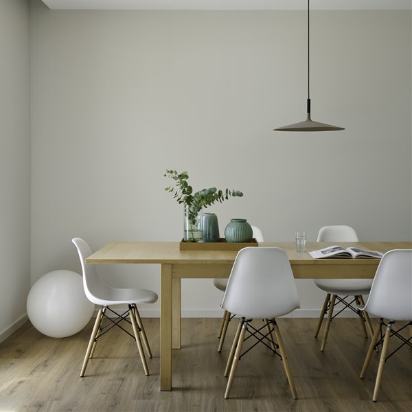Comedor con sillas blancas de una casa en el Masnou de la firma InHaus
