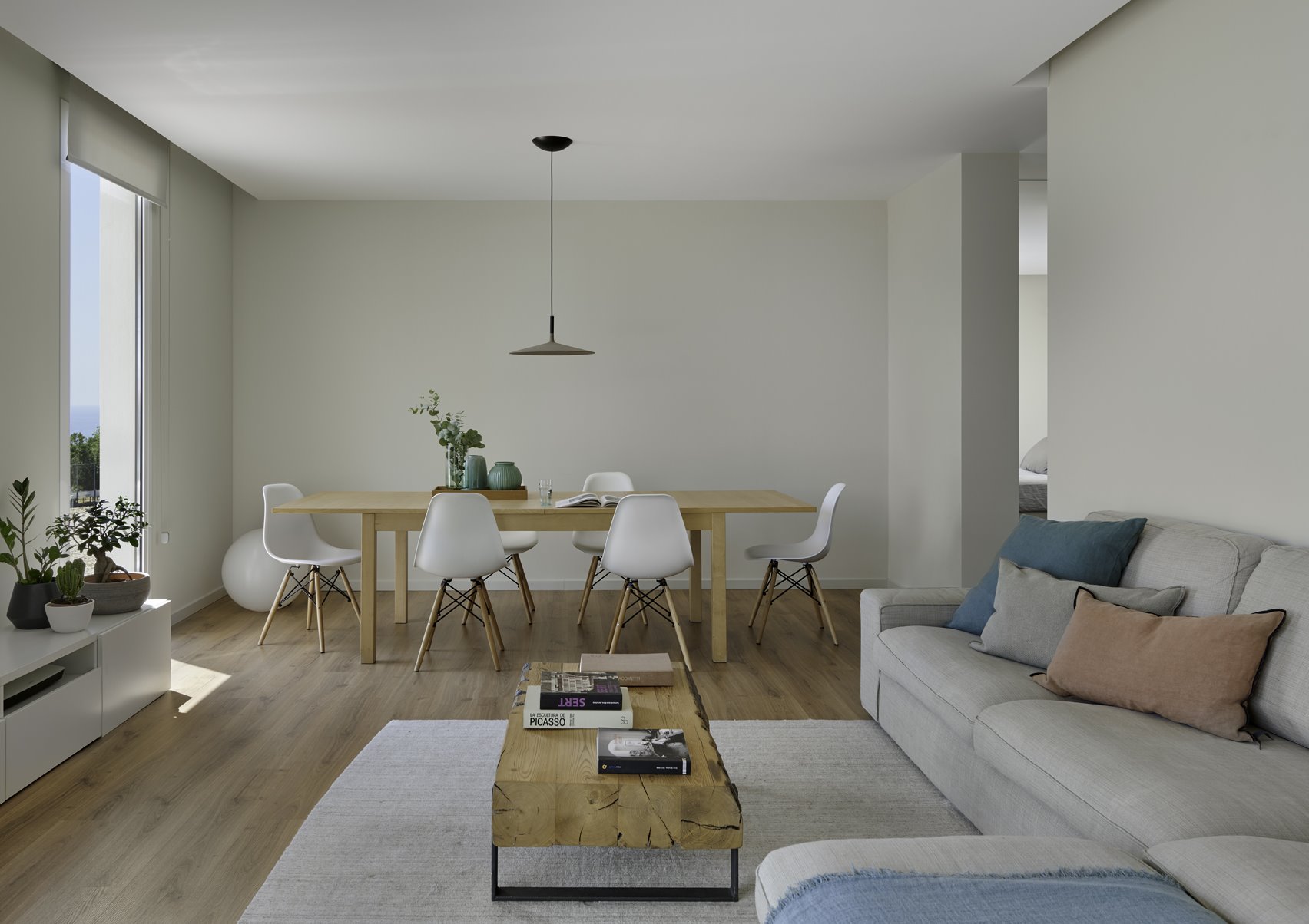 Comedor de una casa prefabricada de hormigon de la firma InHaus en el Masnou