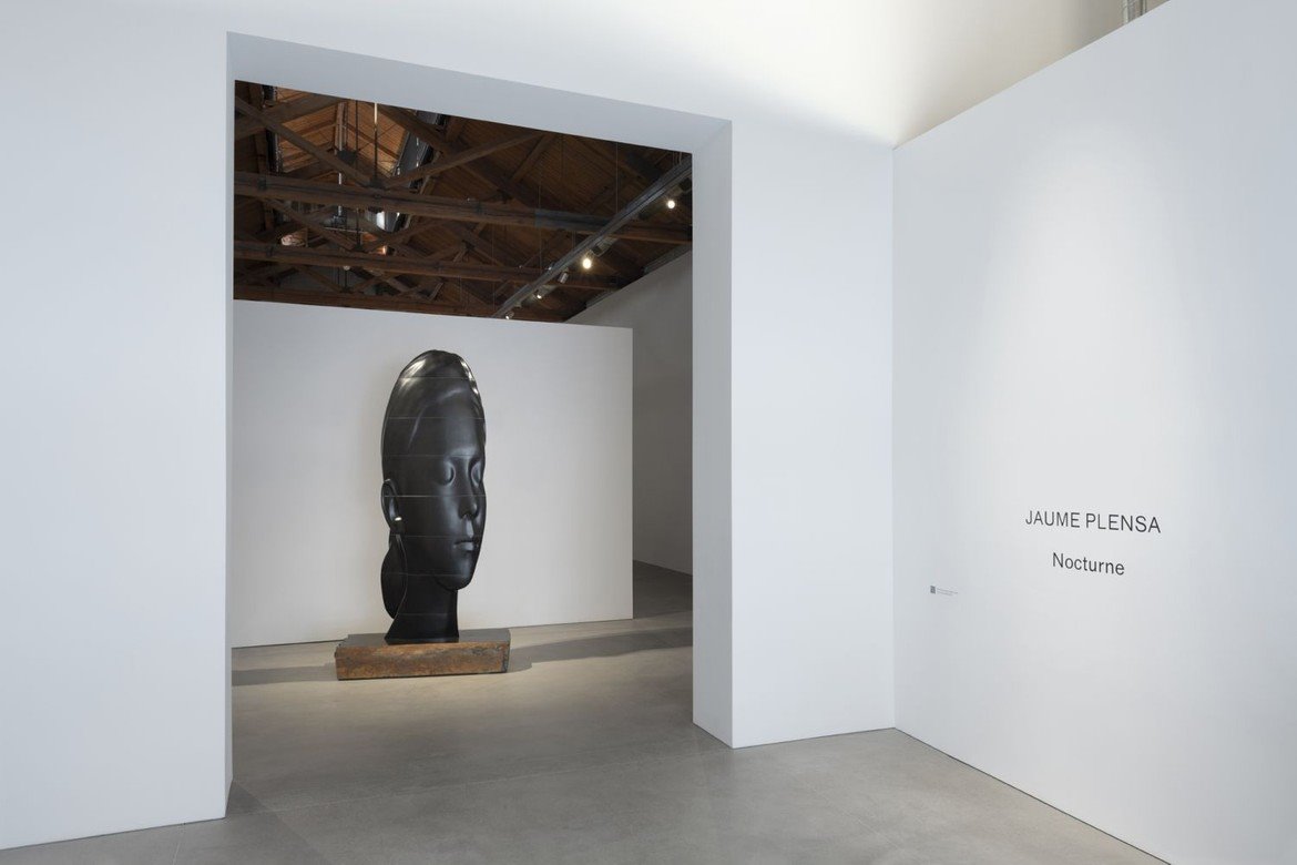 El sereno rostro de Riu Rui, una de sus esculturas en basalto y bronce, recibe al visitante de la exposición Nocturne, en Chicago.