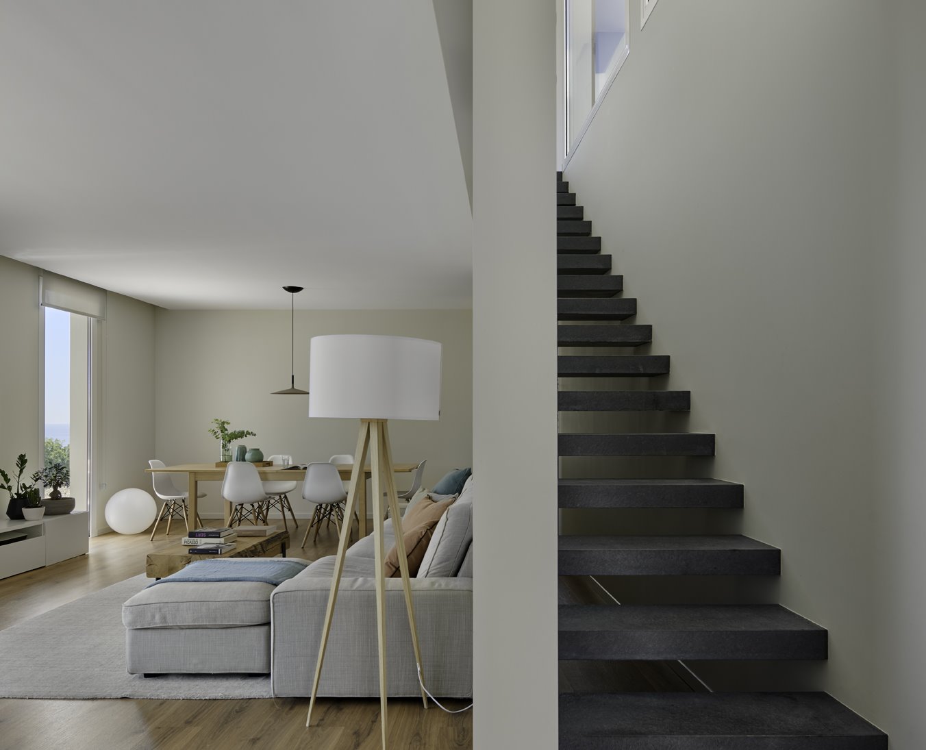 Salon de una casa prefabricada de hormigon de la firma InHaus en el Masnou