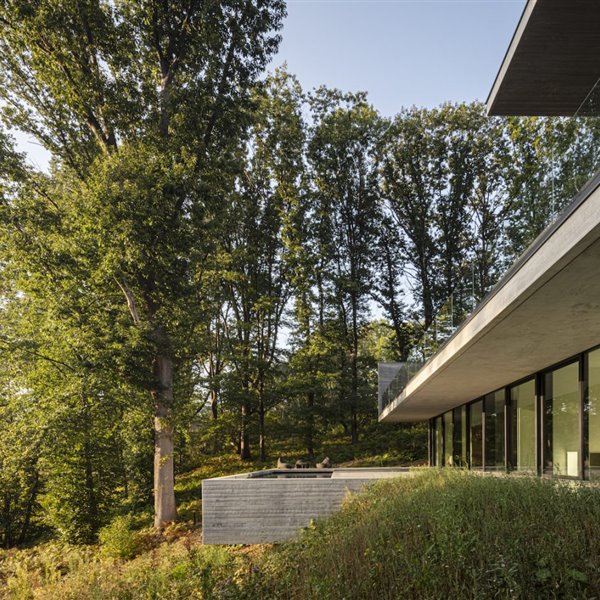 Una casa de hormigón moderna y espectacular en un bosque belga