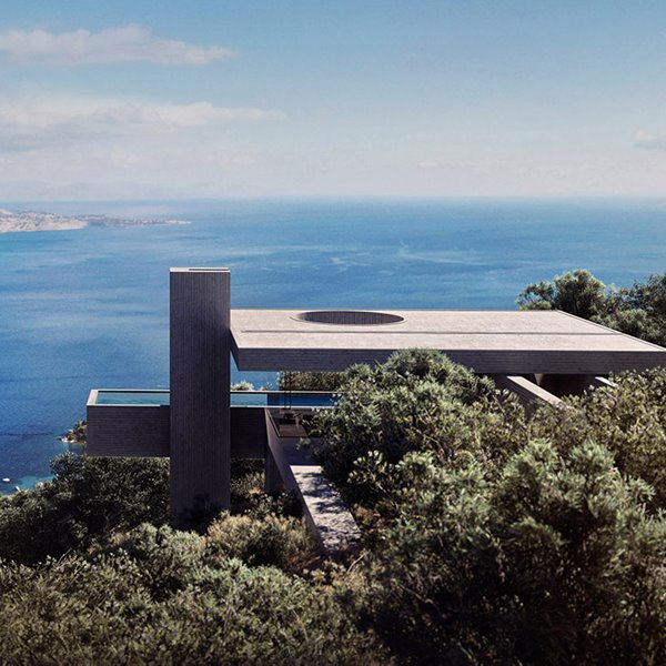 Modernidad y mitología se funden en esta moderna casa de hormigón en la costa griega